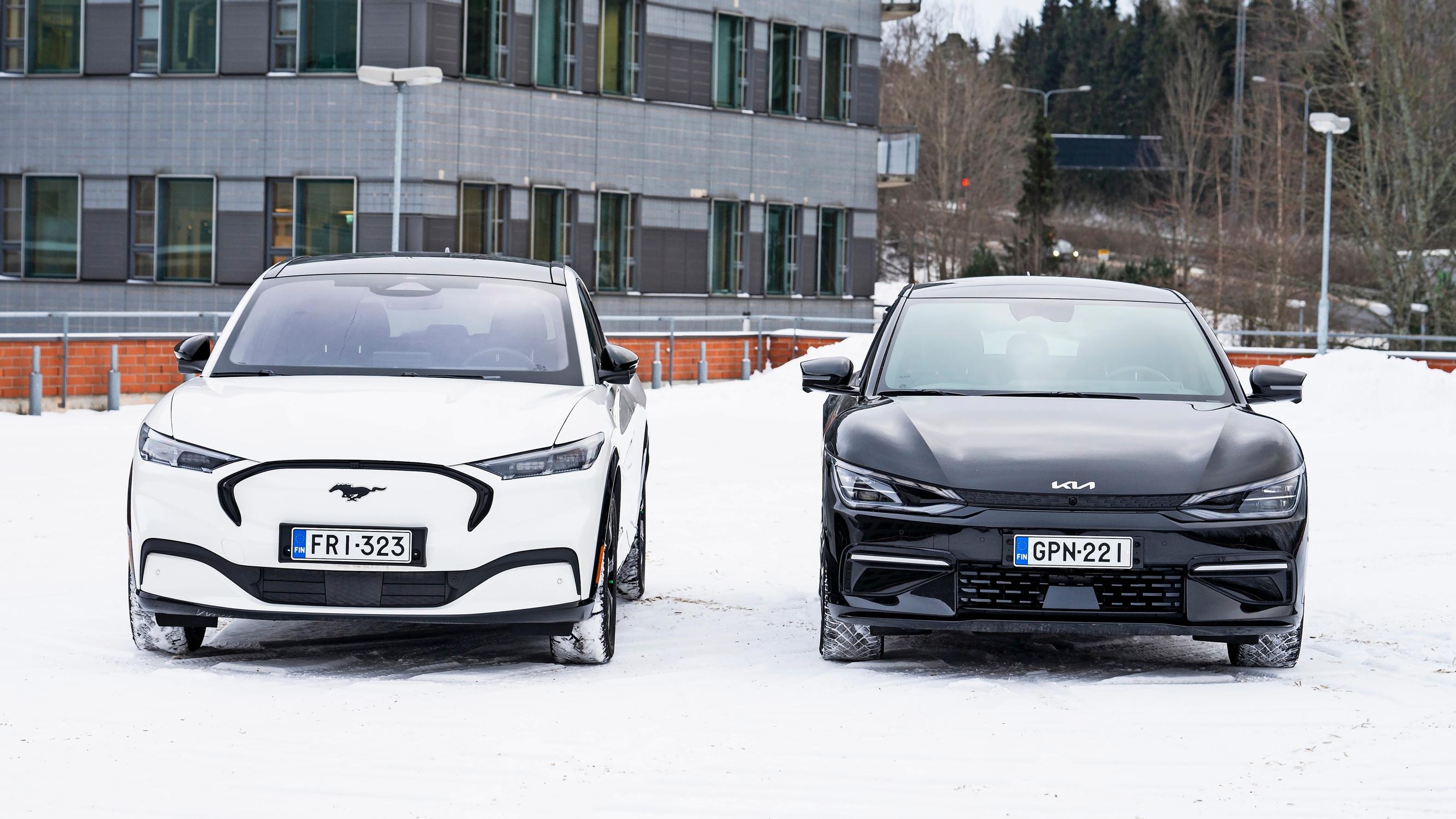 Kia EV6 vs. Ford Mustang Mach-E – Voittaako täyssähköisten talviautojen vertailussa tunne vai järki?