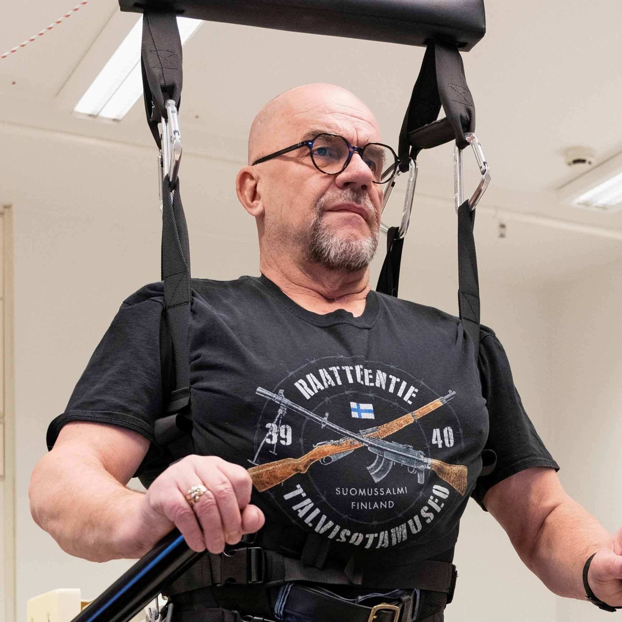 Timo Heikkinen vammautui rauhanturvaajana 35 vuotta sitten – "Minulla oli nuoresta pitäen etiäinen, että jonain päivänä istun vielä pyörätuolissa"