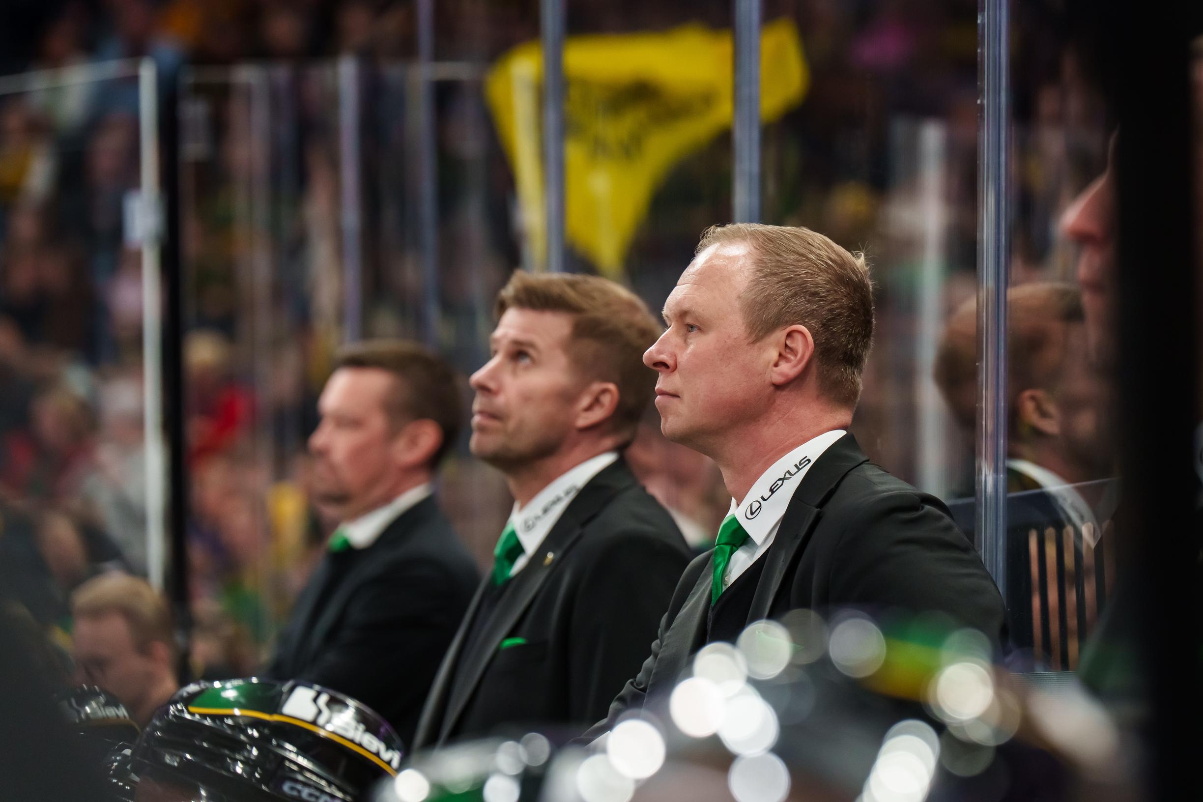 "Sulle-mulle-sulle -arpajaiset" Nokia Areenassa: Ilves ja Kärpät pelasivat jääkiekko-ottelun irvikuvan