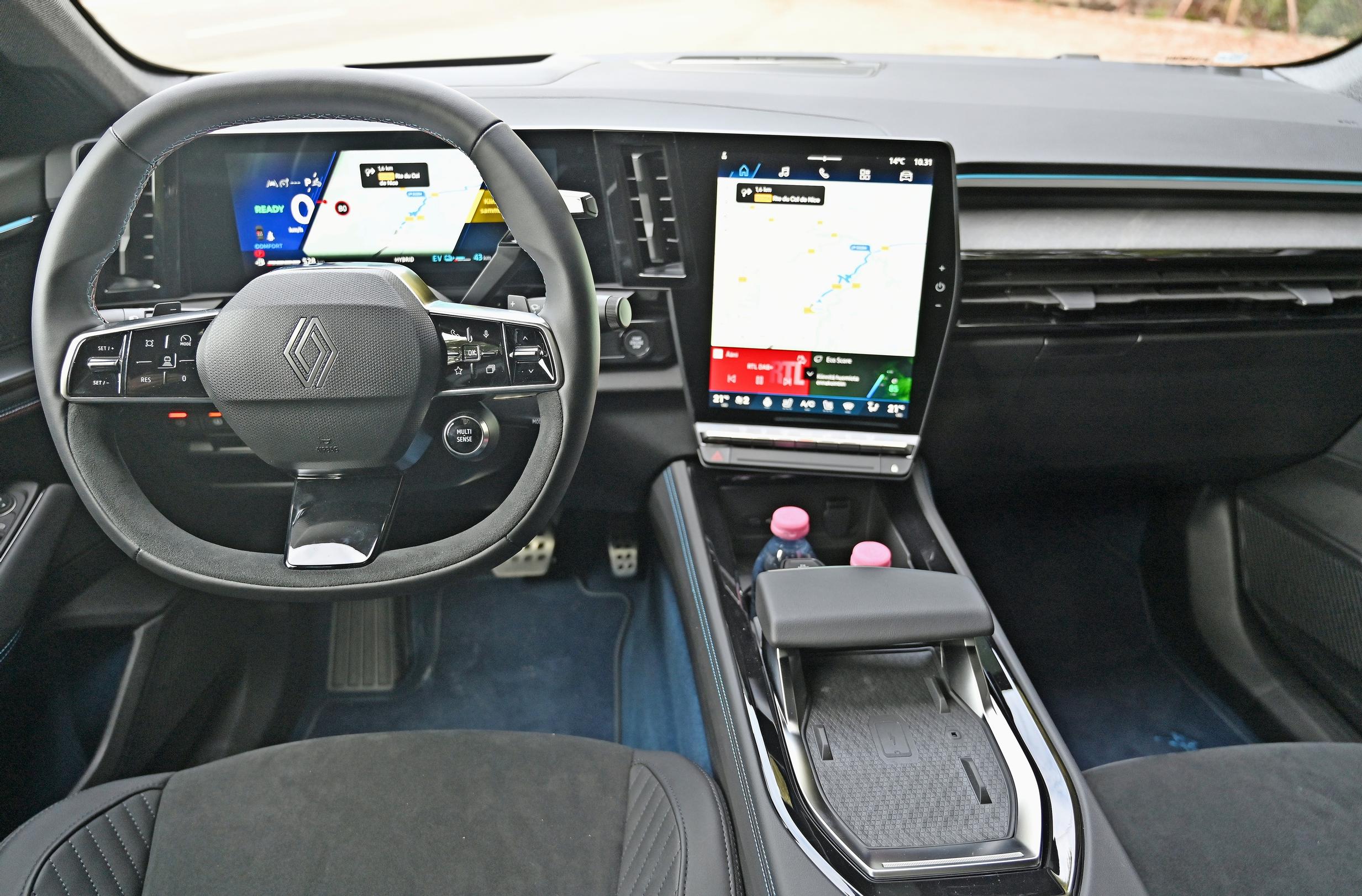 Renault Rafale 4x4 E-Techin ohjaamo on käytännössä toisinto Espacen ja Australin sisätiloista.