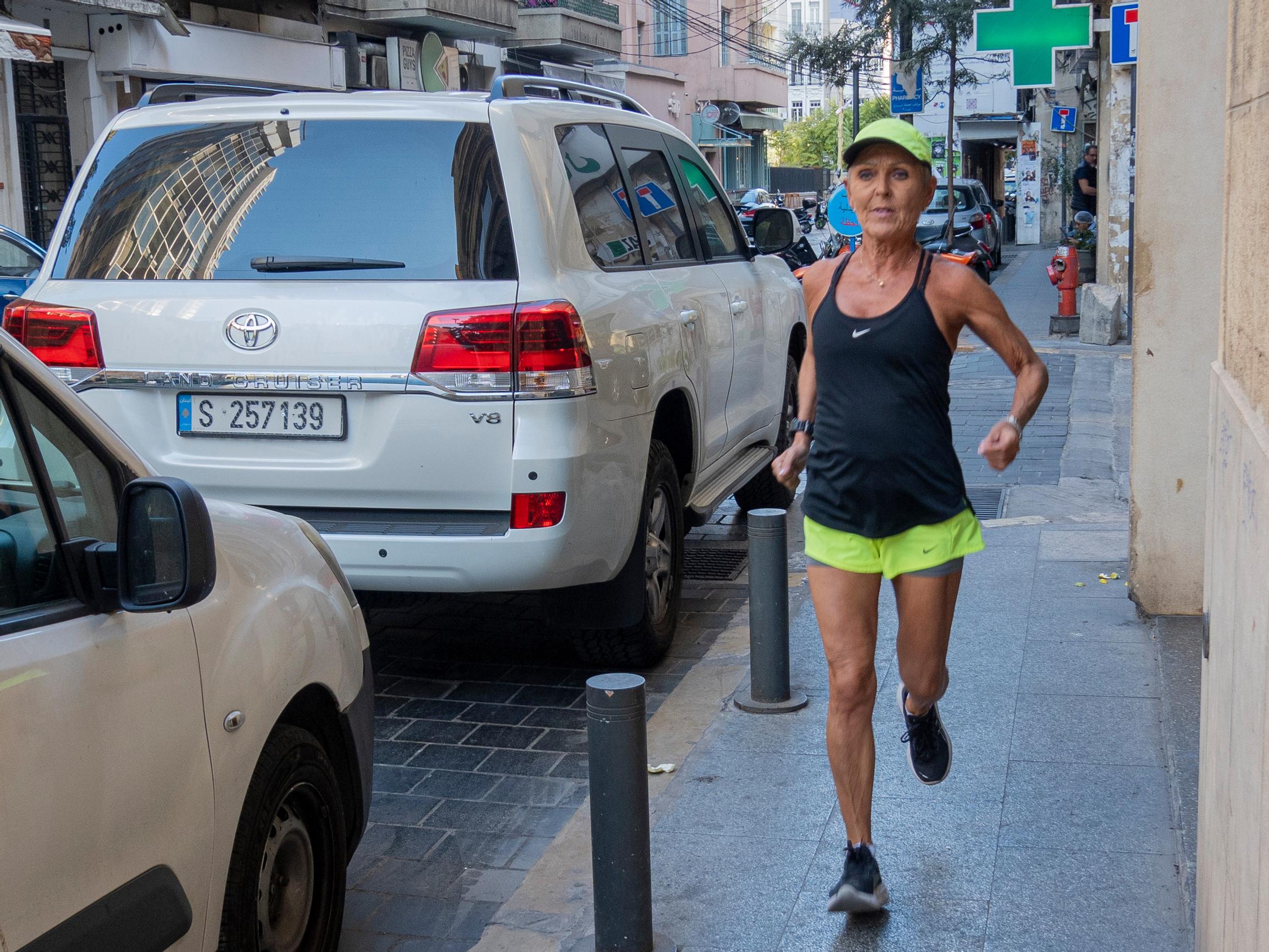 Suurlähettiläs Anne Meskanen juoksee Beirutin kaduilla, joiden varsilla pakolaiset leiriytyvät: ”Minulle he ovat evakoita – isäni oli Karjalan evakko”
