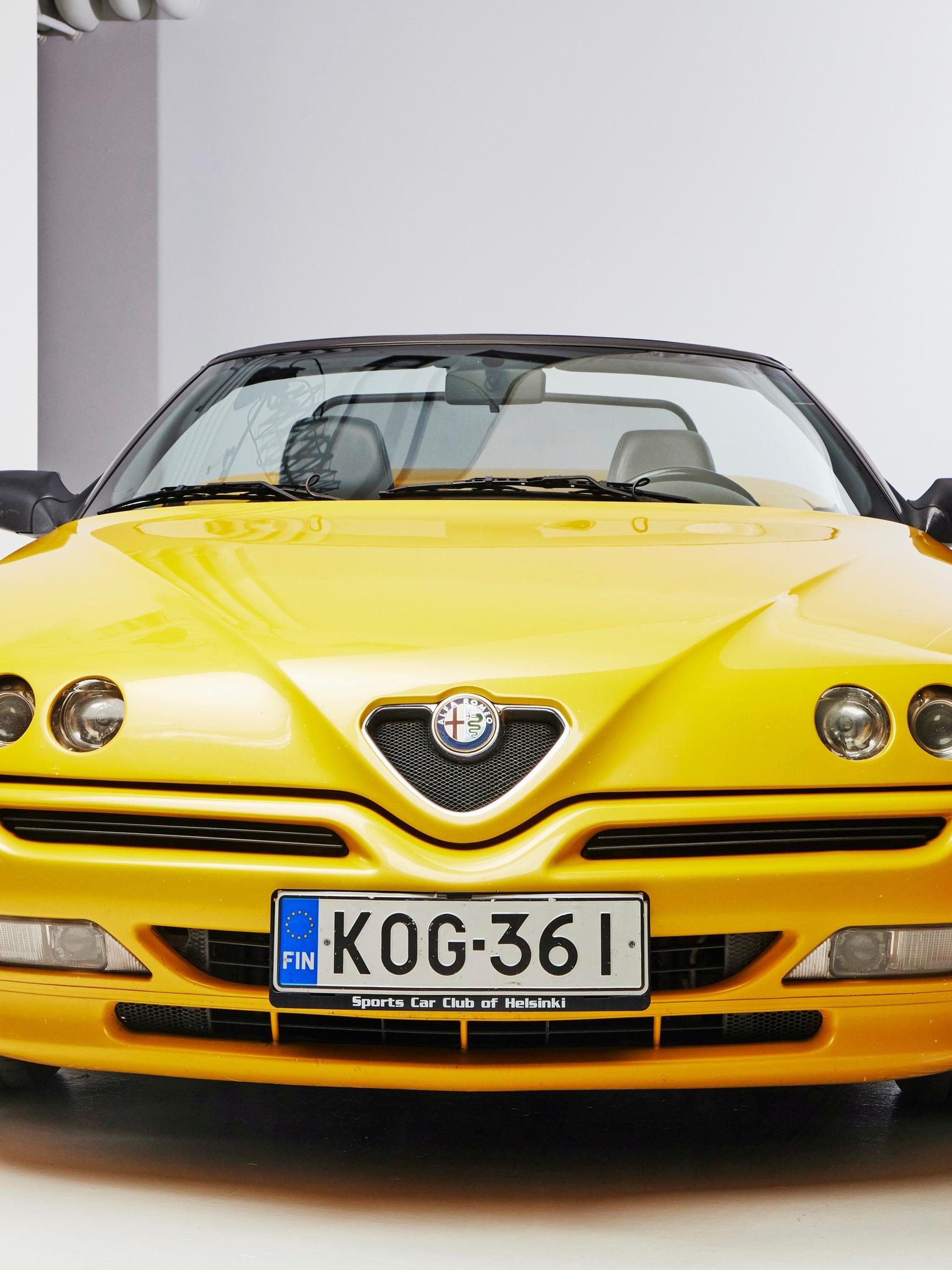 Keltainen herhiläinen Alfa Romeo Spider on ainoa laatuaan Suomessa – ”On mukavaa, kun ventovieraat tulevat juttelemaan parkkipaikalla”
