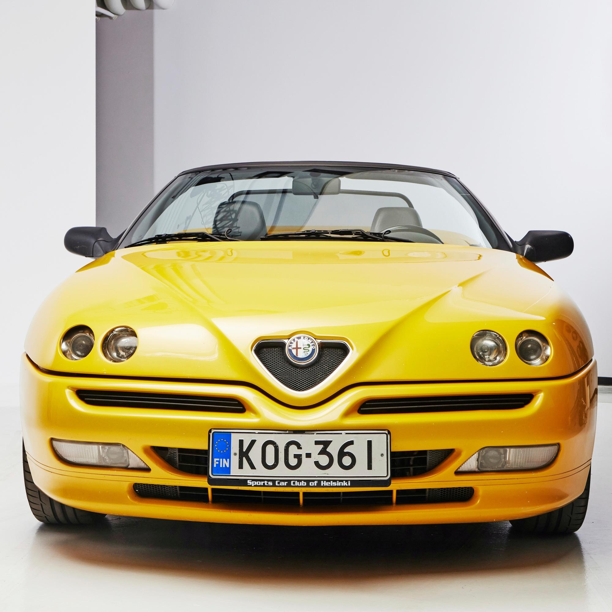 Keltainen herhiläinen Alfa Romeo Spider on ainoa laatuaan Suomessa – ”On mukavaa, kun ventovieraat tulevat juttelemaan parkkipaikalla”