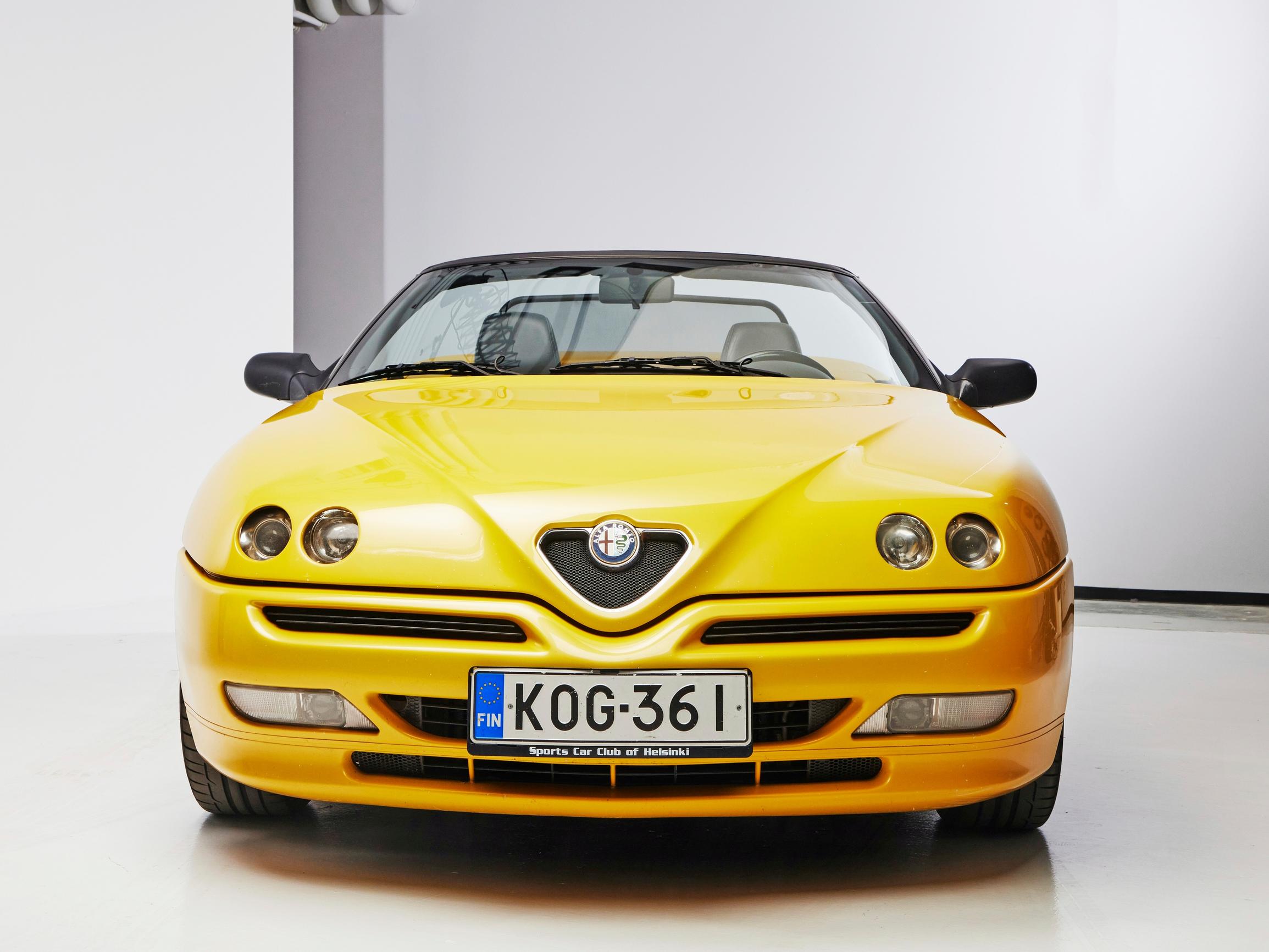 Keltainen herhiläinen Alfa Romeo Spider on ainoa laatuaan Suomessa – ”On mukavaa, kun ventovieraat tulevat juttelemaan parkkipaikalla”