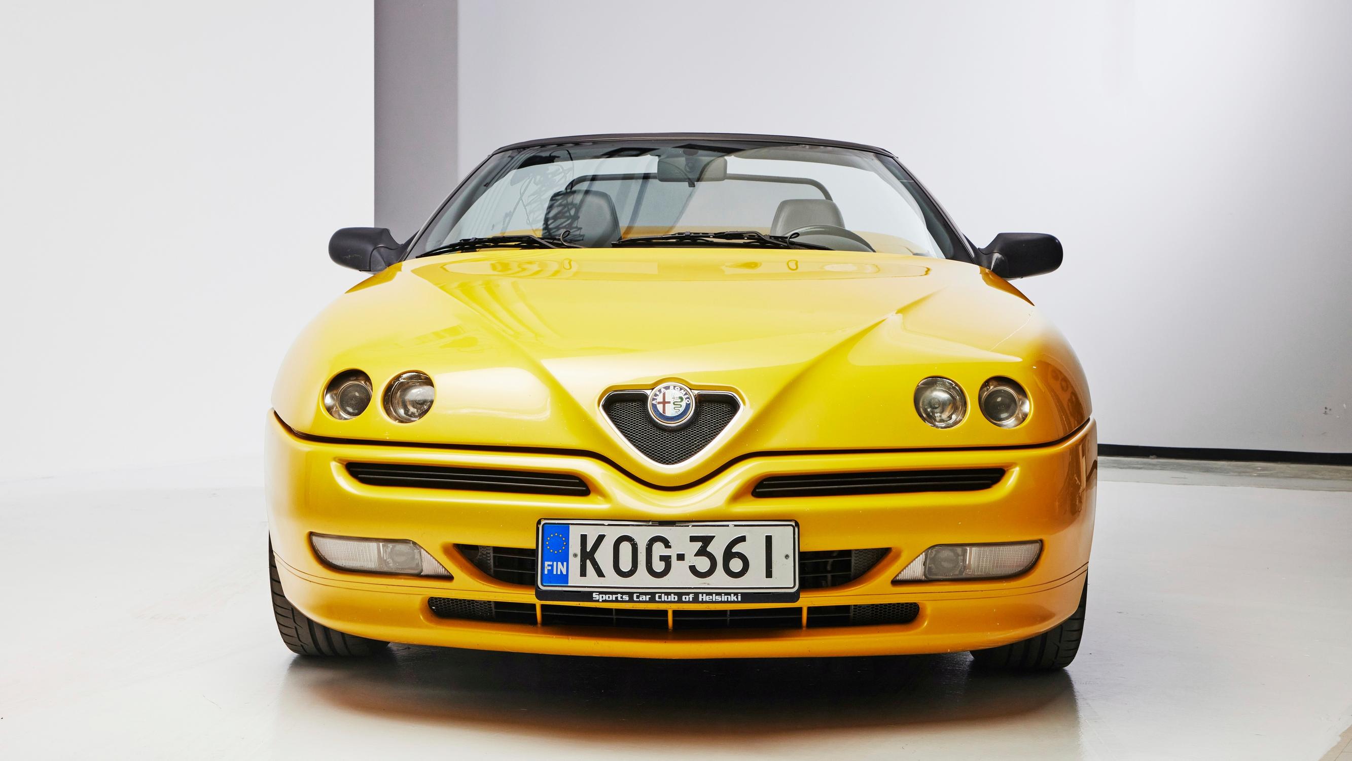 Keltainen herhiläinen Alfa Romeo Spider on ainoa laatuaan Suomessa – ”On mukavaa, kun ventovieraat tulevat juttelemaan parkkipaikalla”
