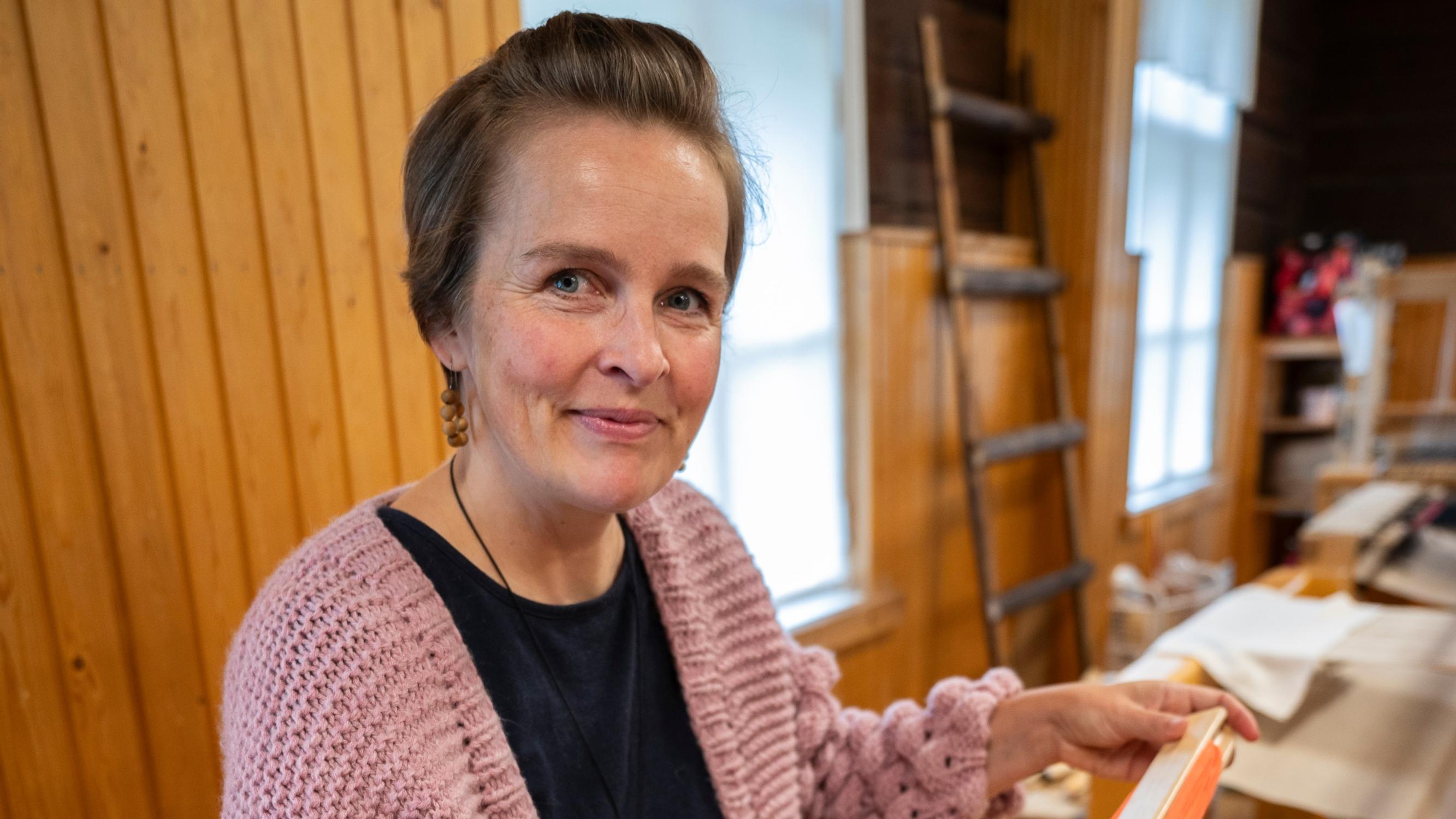 "Hän koski ensimmäisen kerran elämässään kangaspuihin, mutta ei päästänyt niistä irti kahteen tuntiin" – Kangaspuista tuli Parikkalassa hitti