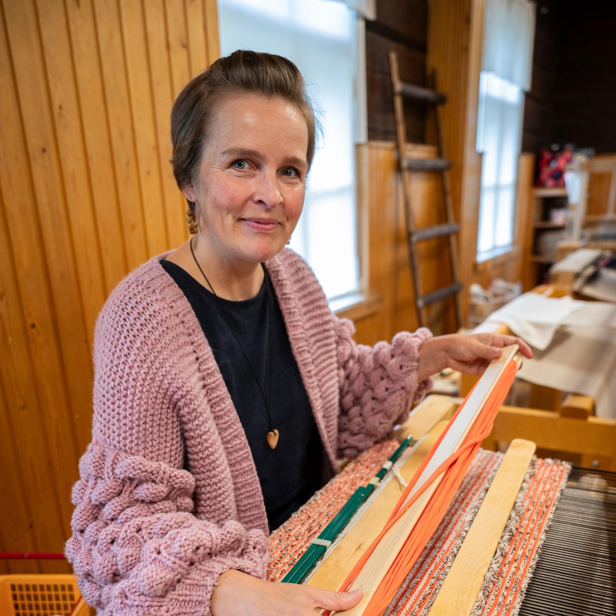 "Hän koski ensimmäisen kerran elämässään kangaspuihin, mutta ei päästänyt niistä irti kahteen tuntiin" – Kangaspuista tuli Parikkalassa hitti