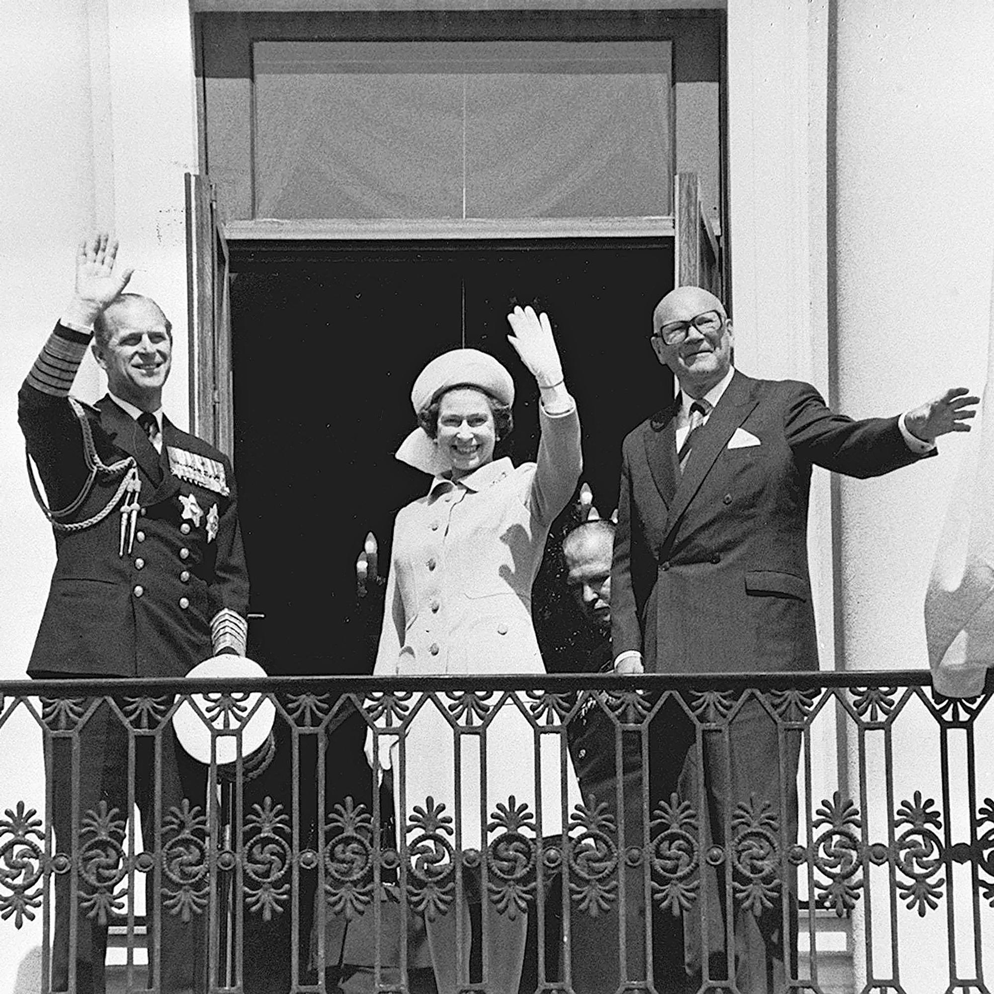 Koko maailman Kuningatar on poissa – Valtiovierailulla 1976 Elisabet II tutustui Kekkosen seurassa suomalaiseen ryteikköön