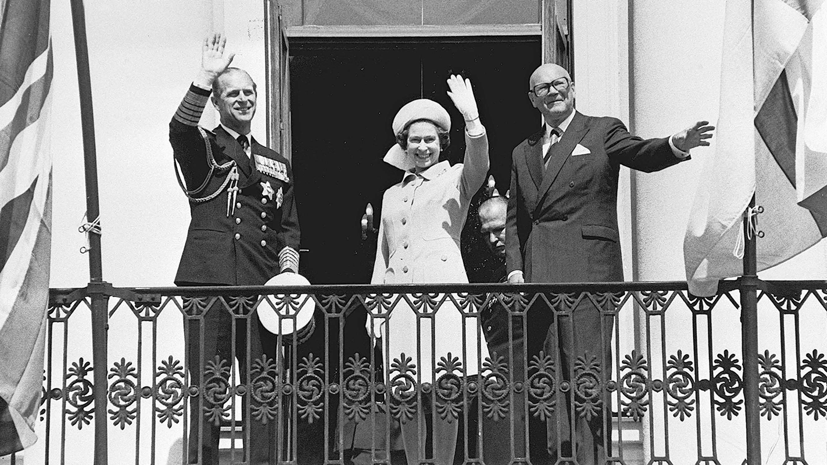 Koko maailman Kuningatar on poissa – Valtiovierailulla 1976 Elisabet II tutustui Kekkosen seurassa suomalaiseen ryteikköön