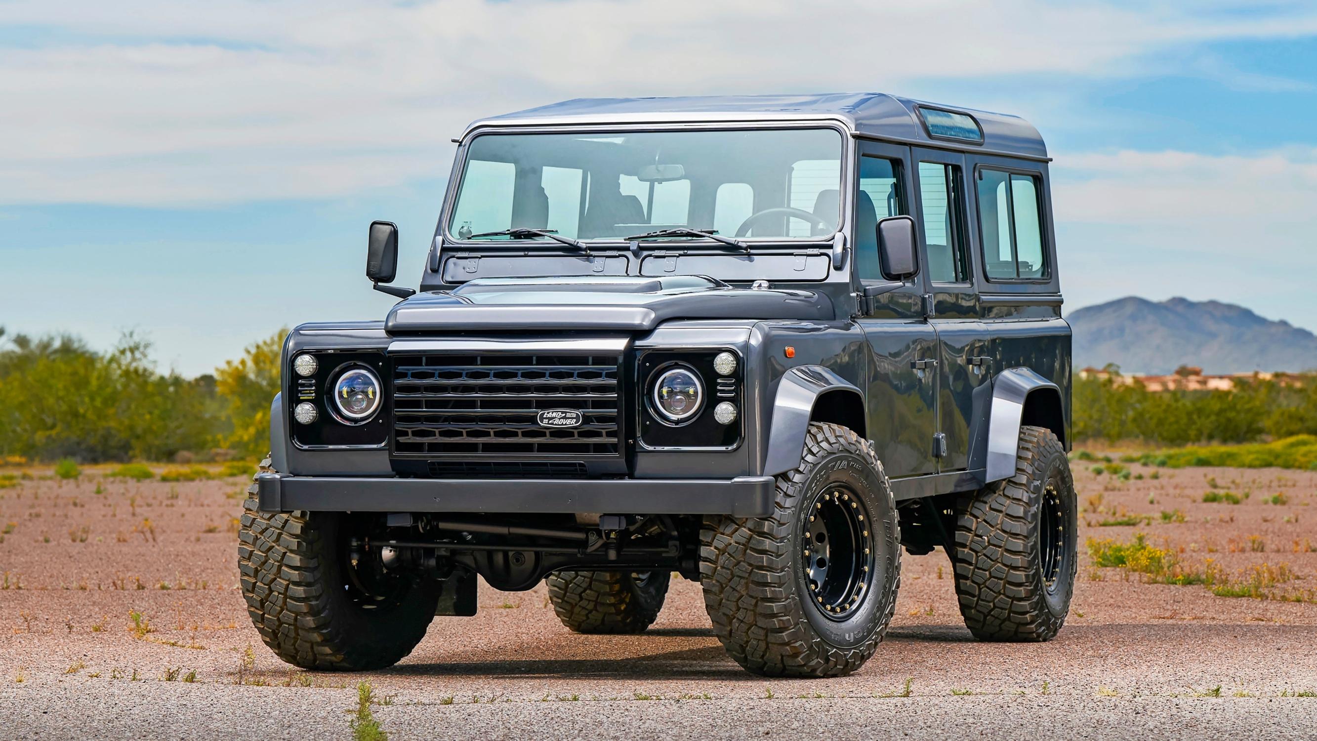 Land Rover Defender | Jos haluaa itselleen pahiksen maineen, niin tässäpä nappivalinta.