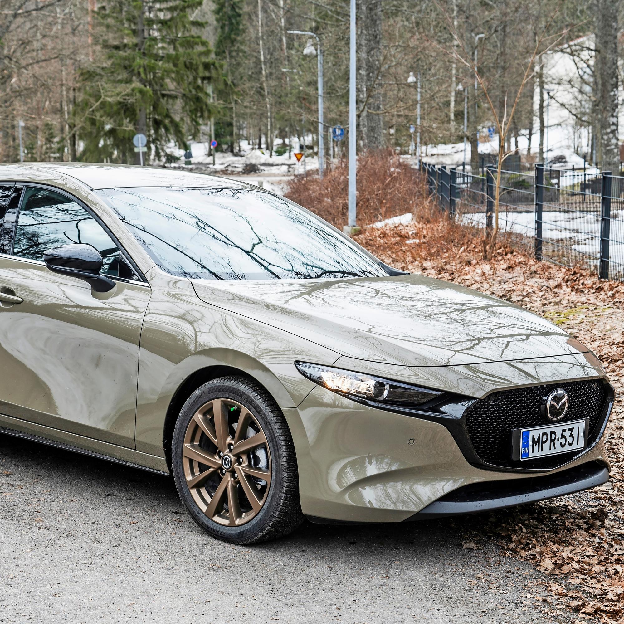 Mazda 3 – Pinnassa Zirkon-hiekan sävyä ja pellin alla aivan ihmeellinen moottori – Jotain magneettista tässä on