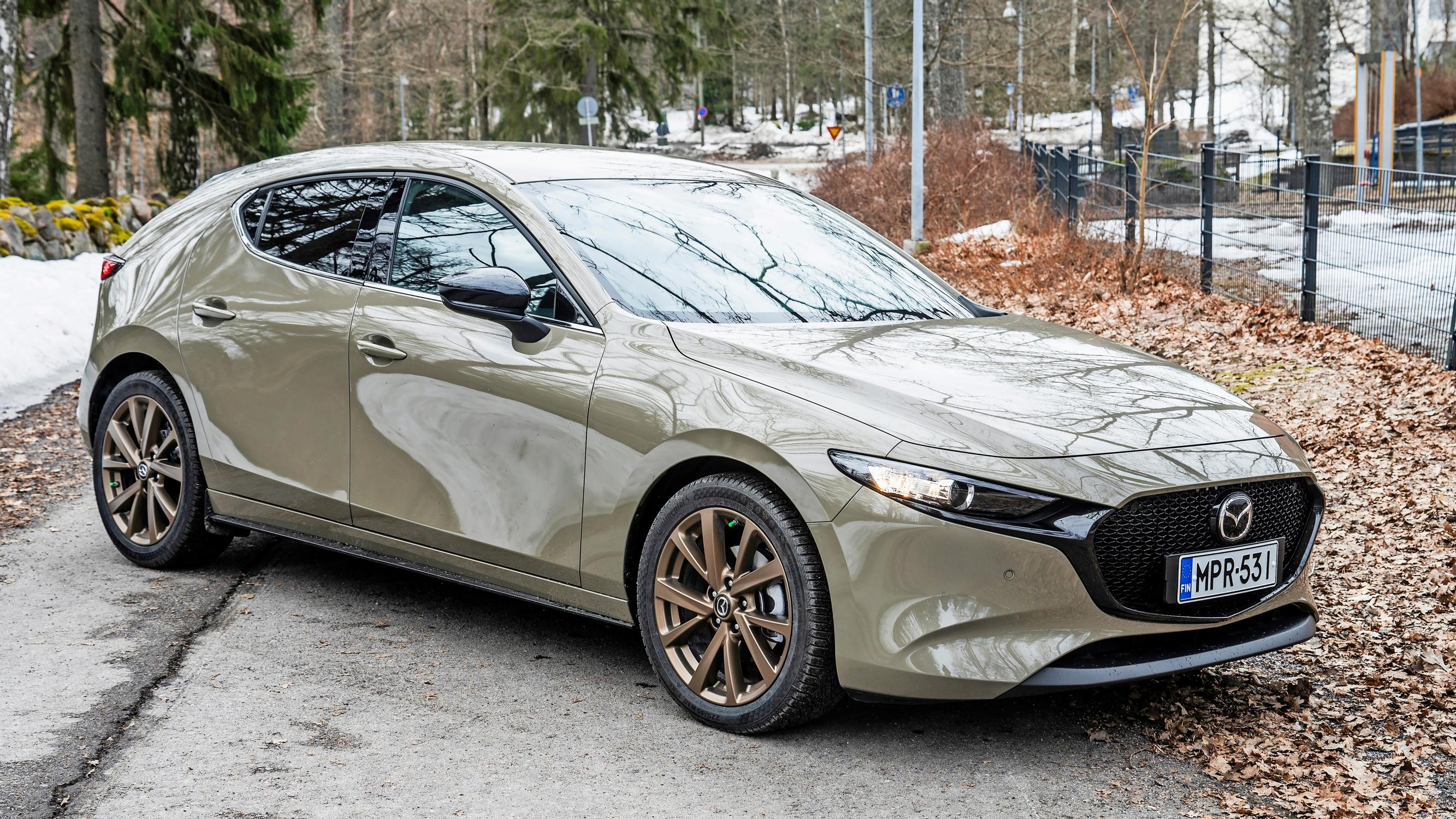 Mazda 3 – Pinnassa Zirkon-hiekan sävyä ja pellin alla aivan ihmeellinen moottori – Jotain magneettista tässä on