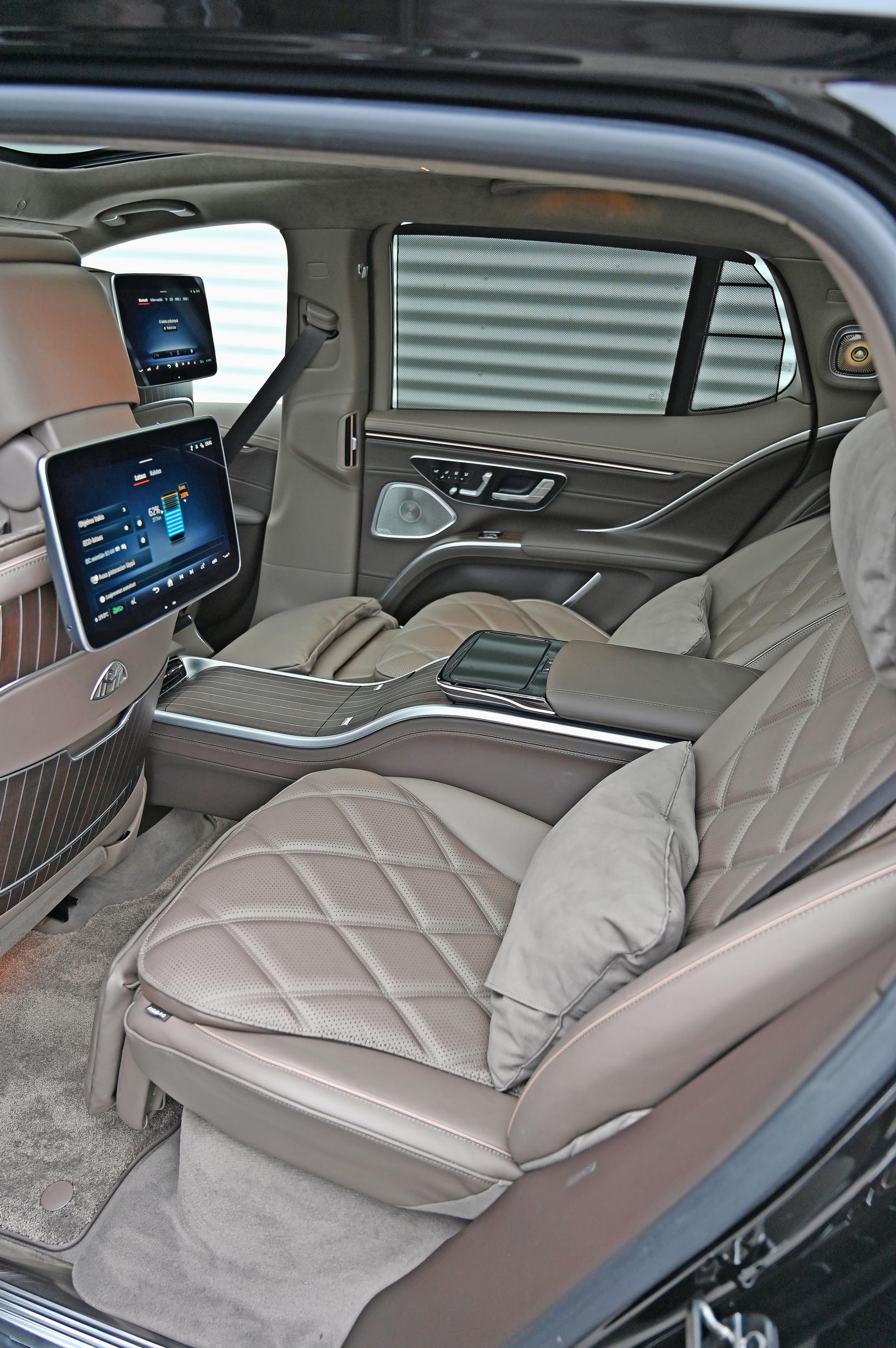 Maybach EQS 680 SUV:n lisävarusteisen First Class -mallin takapenkki on kaksipaikkainen.
