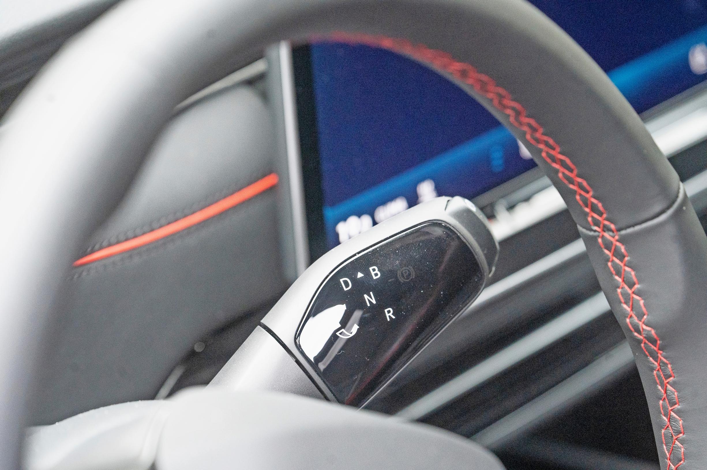 Volkswagen ID.7 Tourerin ohjain kuvassa ei ole mikään vaihdekeppi vaan suunnanvaihdin.