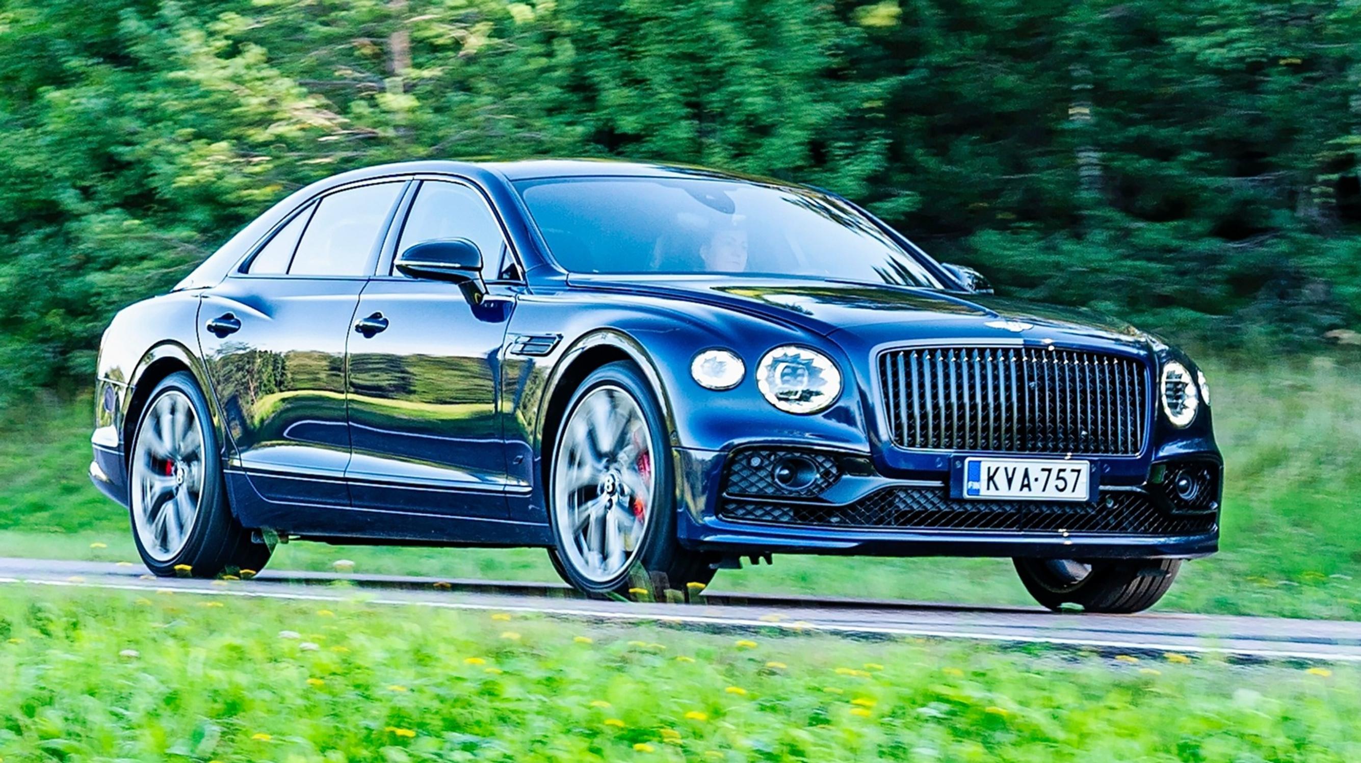 Koeajossa Bentley Flying Spur Hybrid S jonka alustan säädöistä osa nousee oikeuksiinsa vasta nopeuksissa joita Suomessa ei saa ajaa. 
