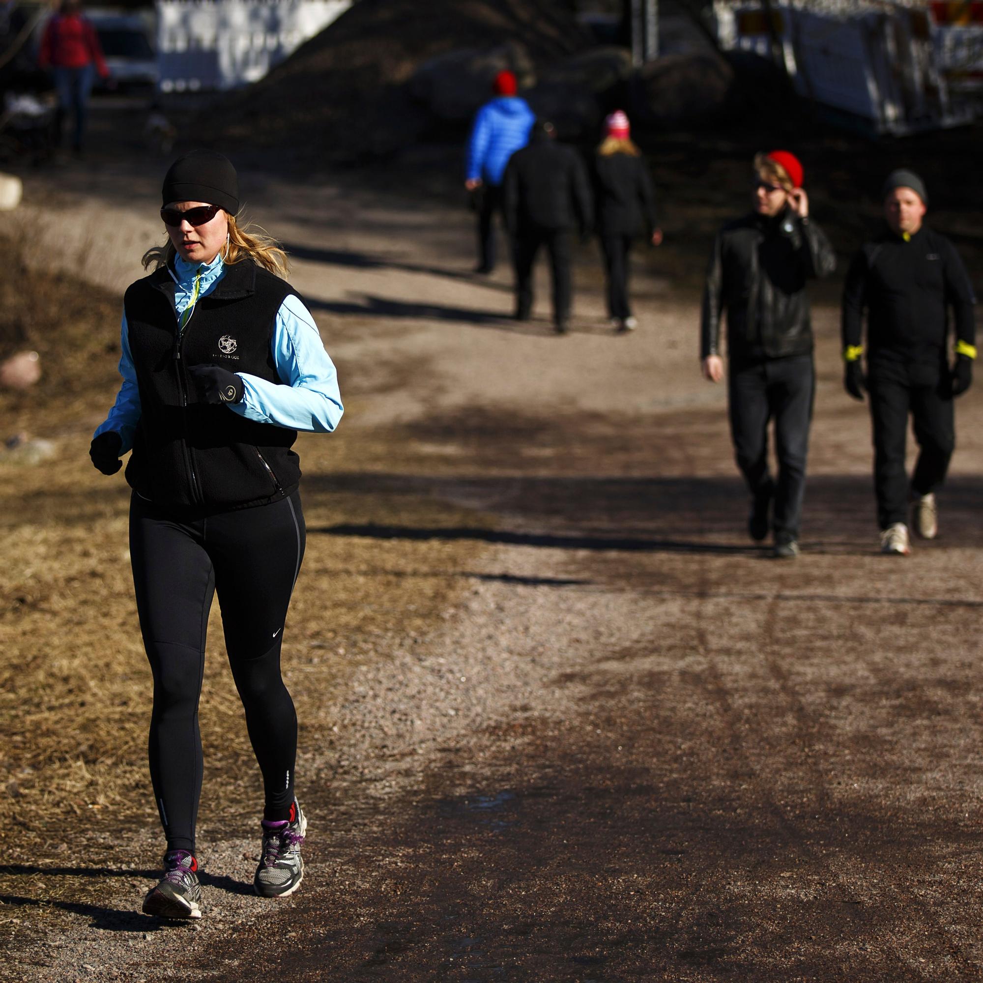 Kevätsää pölläyttää katupölyn ilmaan – Asiantuntijan 11 vinkkiä katupölyn ja sen aiheuttamien oireiden torjuntaan
