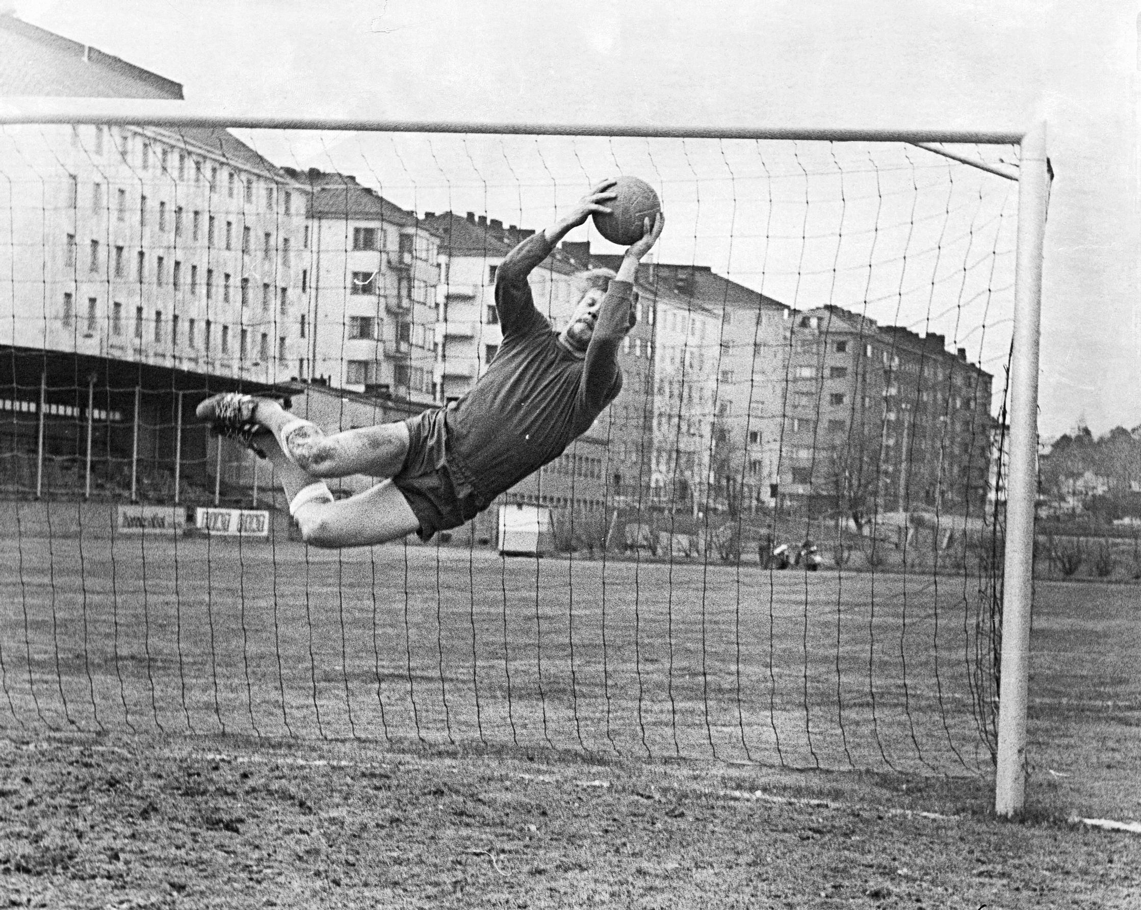 Vesa-Matti Loiri pelaa jalkapalloa 1970-luvun alussa