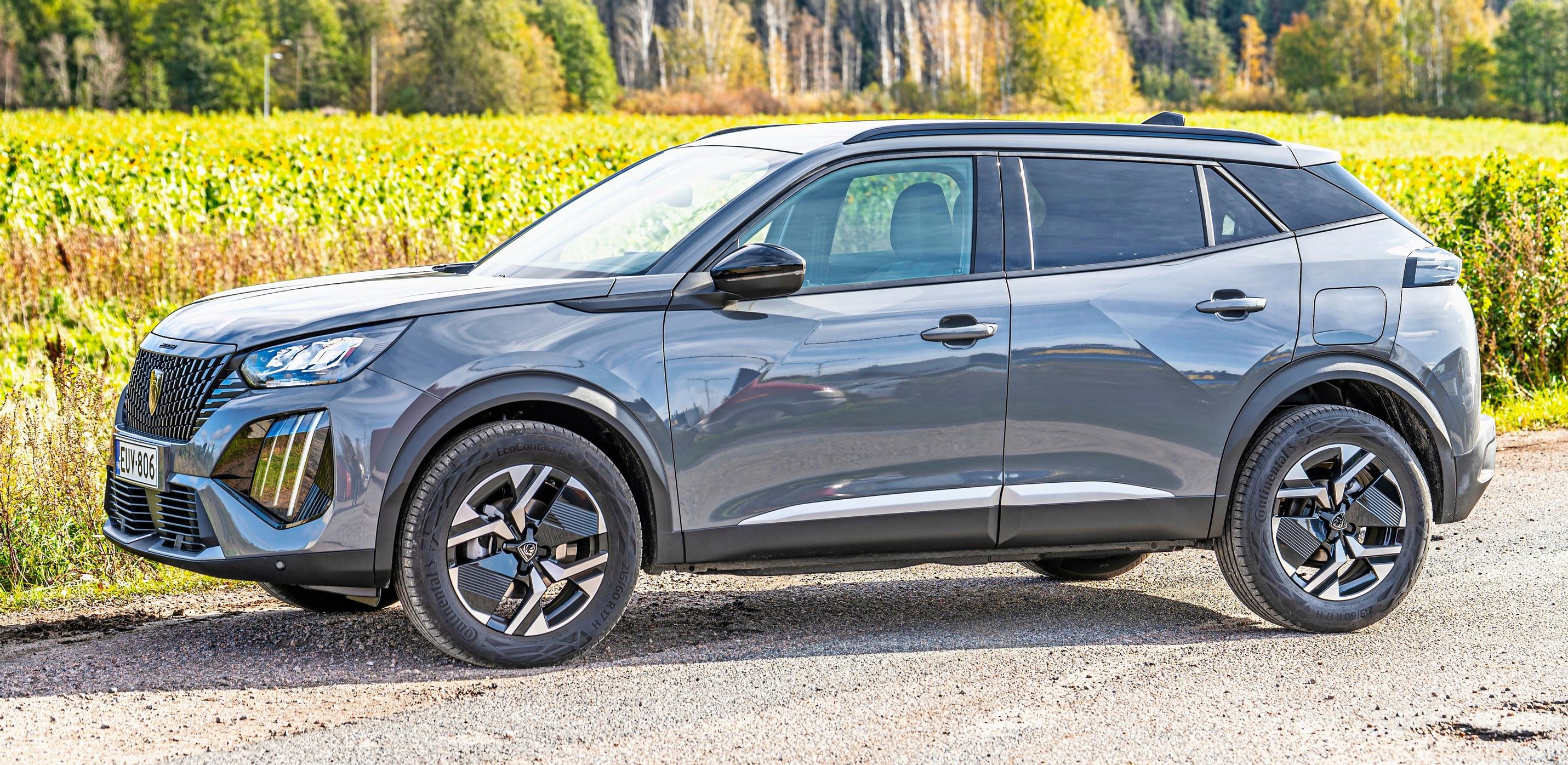Peugeot 2008 on hiukan korotettua mallia kuten niin monet autot nykyään ovat. Olemus vie ajatukset maasturien suuntaan, mutta kyllä tässä ihan etuvetoisesta henkilöautosta puhutaan.