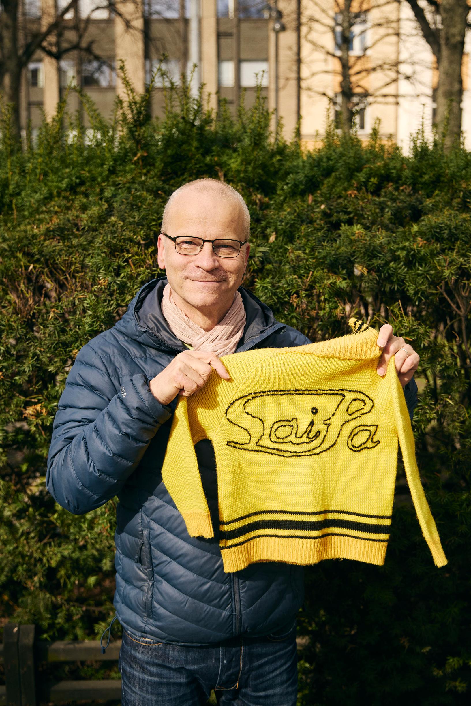 Mika Hentunen on säilyttänyt lapsuudestaan vain pari kolme tavaraa. Niistä yksi on SaiPa-villapaita.