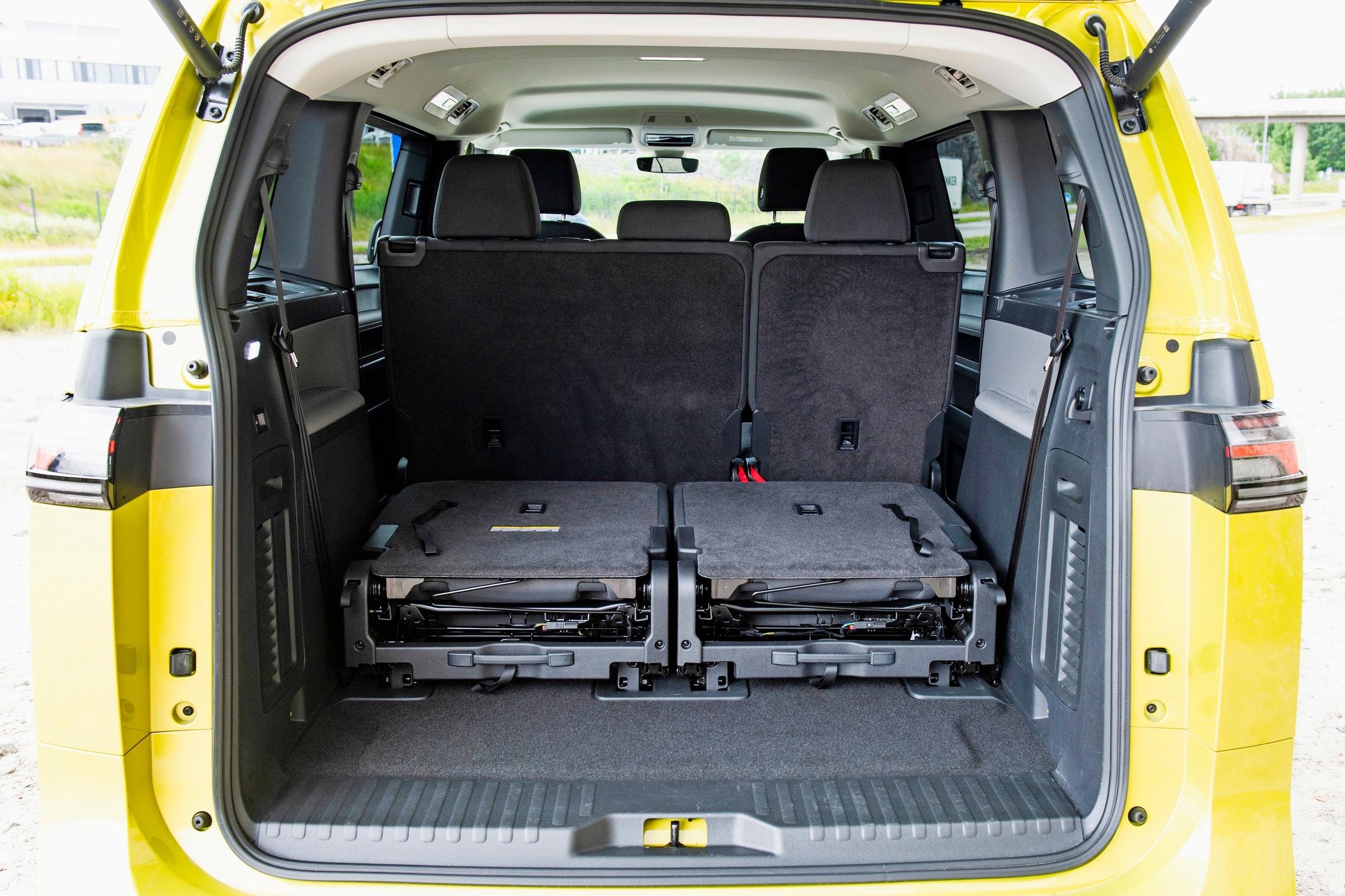 Kun Volkswagen ID. Buzz Pro Businessin taaimmaisen penkkirivin taittaa alas, käytössä on 1 340 litran tavaratila.