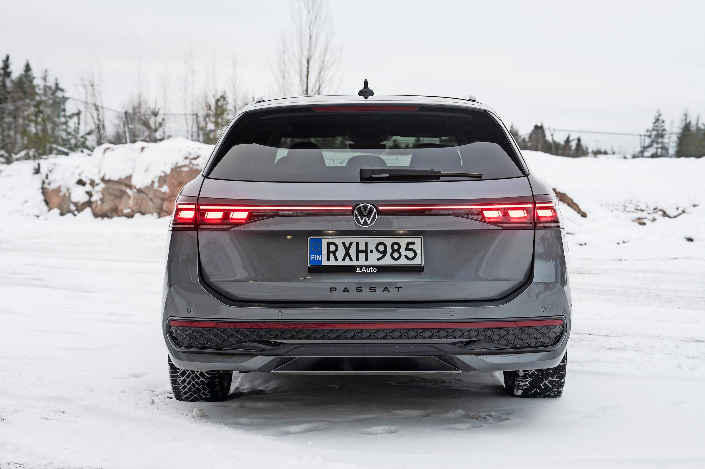 Volkswagen Passat e-Hybrid – Jos haluaa ajaa pitkälle ilman jatkuvaa lataamista ja tankkamista, niin tämä Passat on ihan ykköslähdön auto