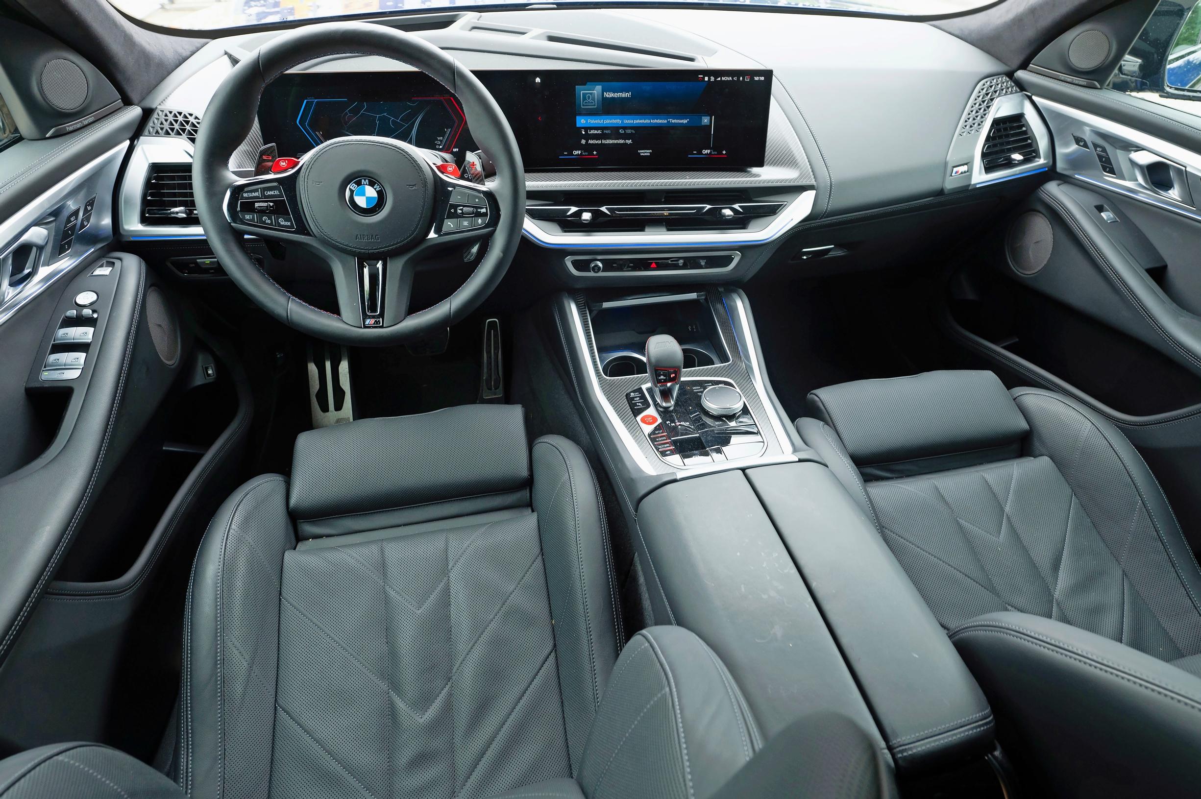 BMW XM:n ohjaamo on moderni ja sen toiminnoissa keskitytään suorituskykyyn.