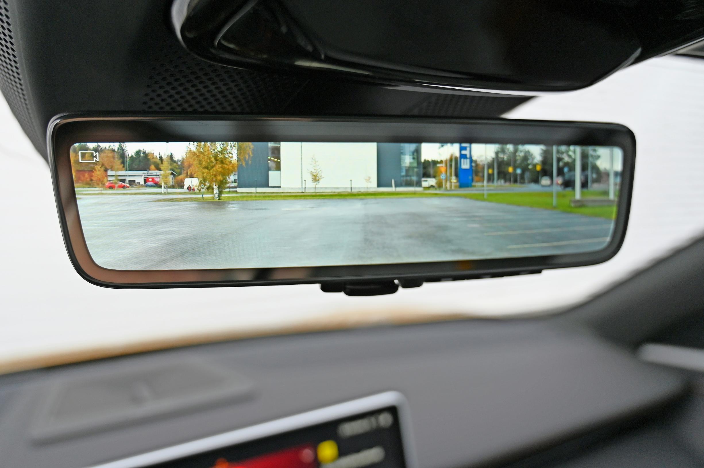 Polestar 4:n taustapeili ei ole peili, vaan takakameran näyttö.