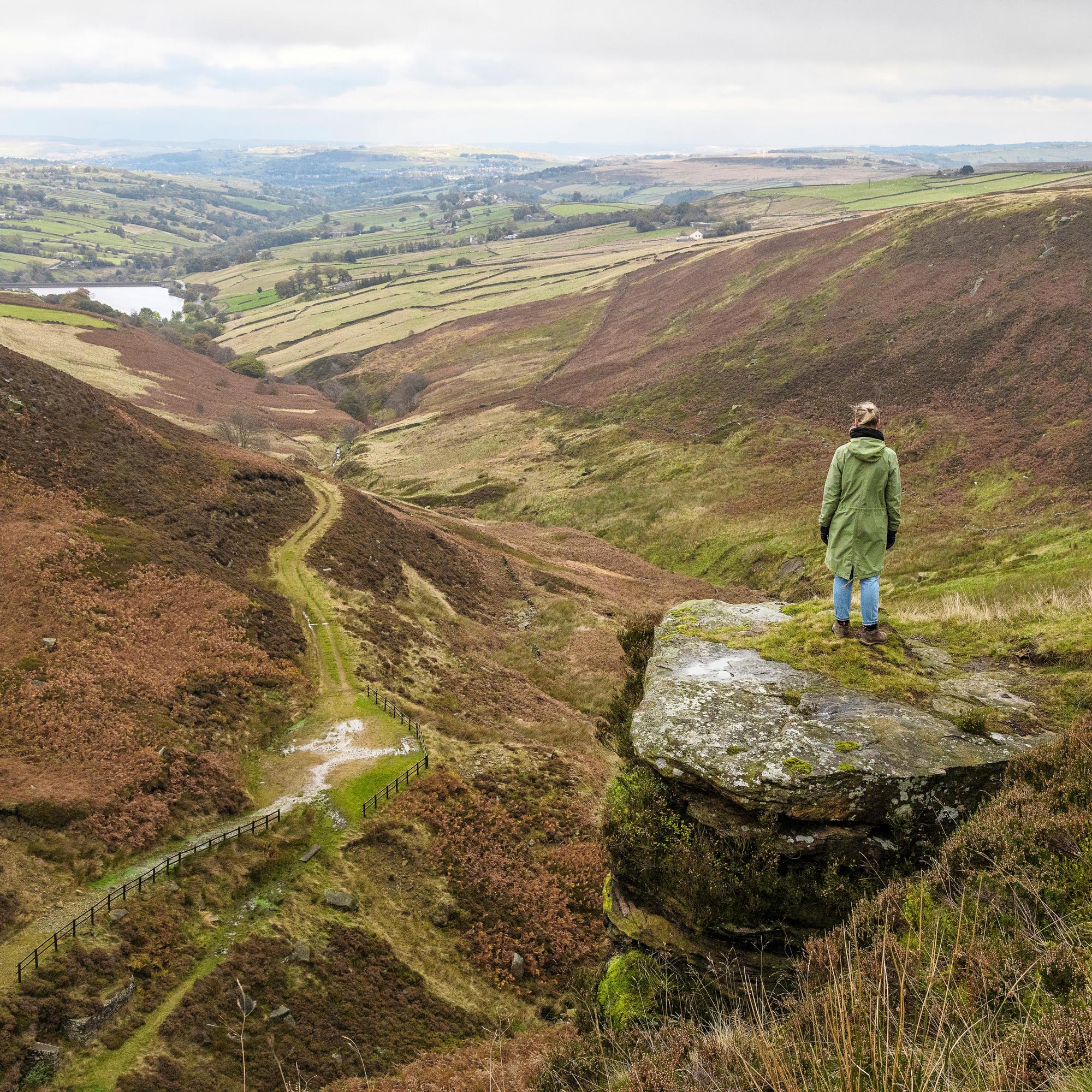 Syysmatka humisevalle harjulle: Brontë-sisarusten kodin ja kirjojen maisemat Yorkshiressä painuvat syvälle sydämeen