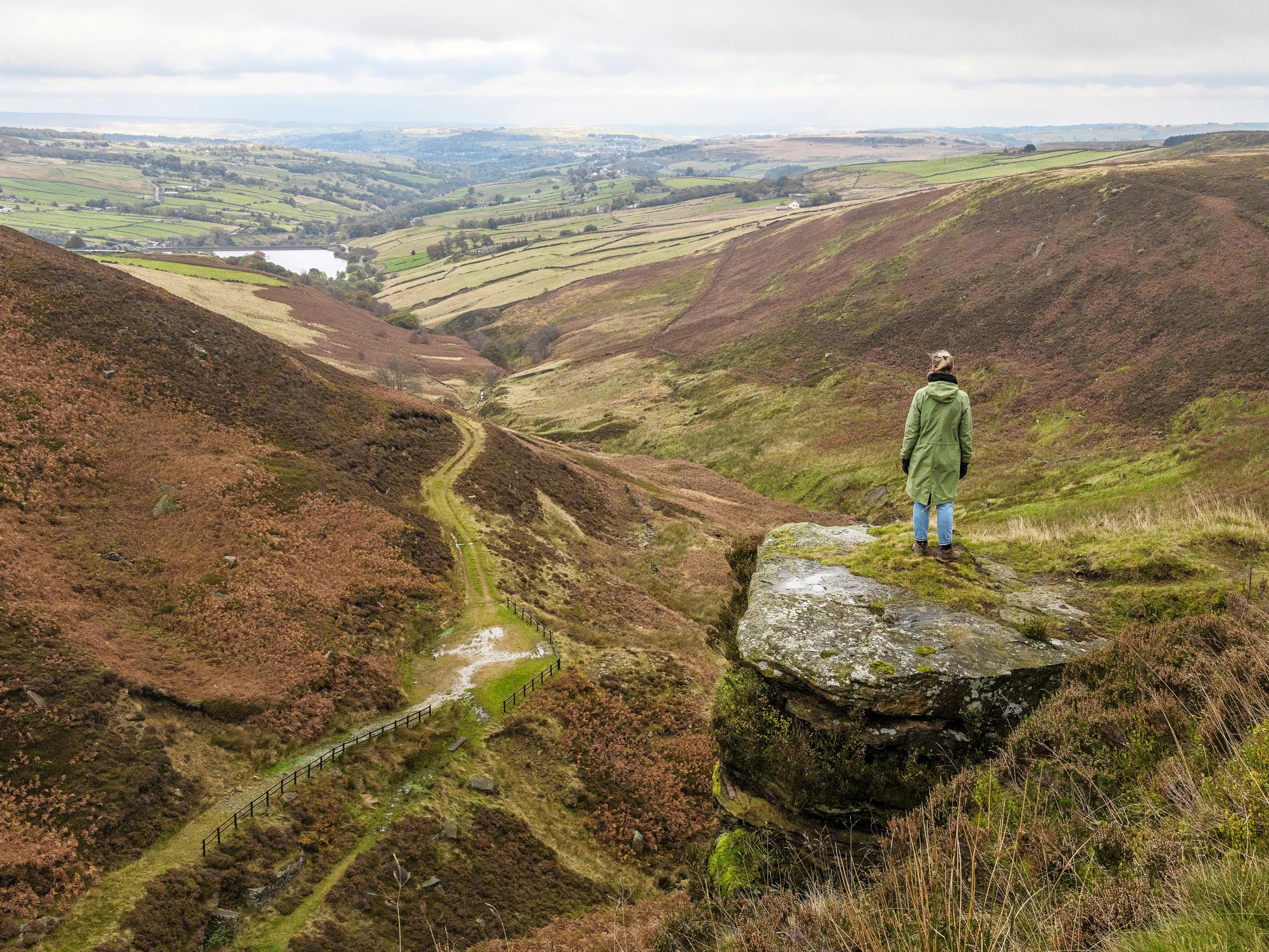 Syysmatka humisevalle harjulle: Brontë-sisarusten kodin ja kirjojen maisemat Yorkshiressä painuvat syvälle sydämeen