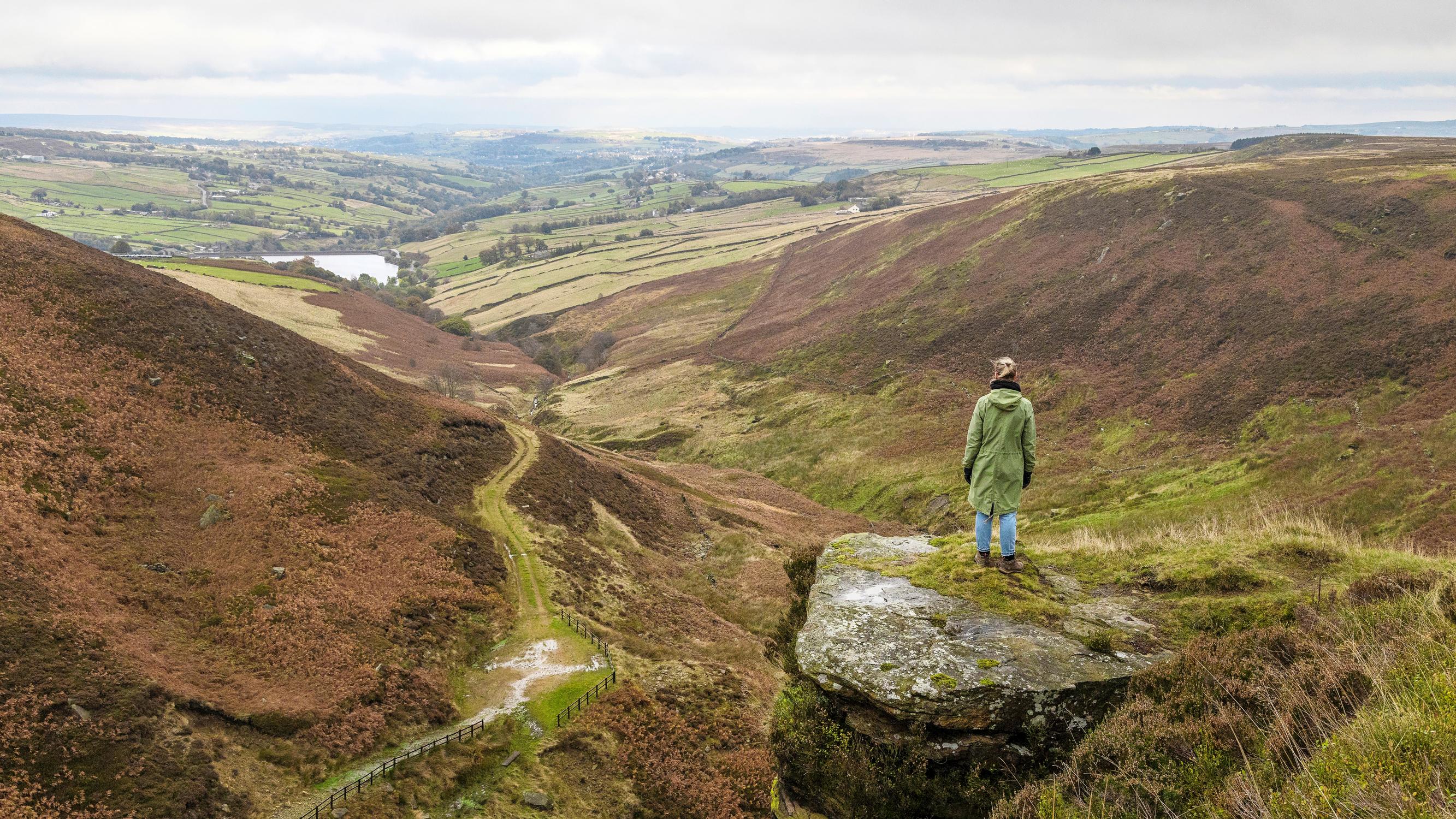 Syysmatka humisevalle harjulle: Brontë-sisarusten kodin ja kirjojen maisemat Yorkshiressä painuvat syvälle sydämeen
