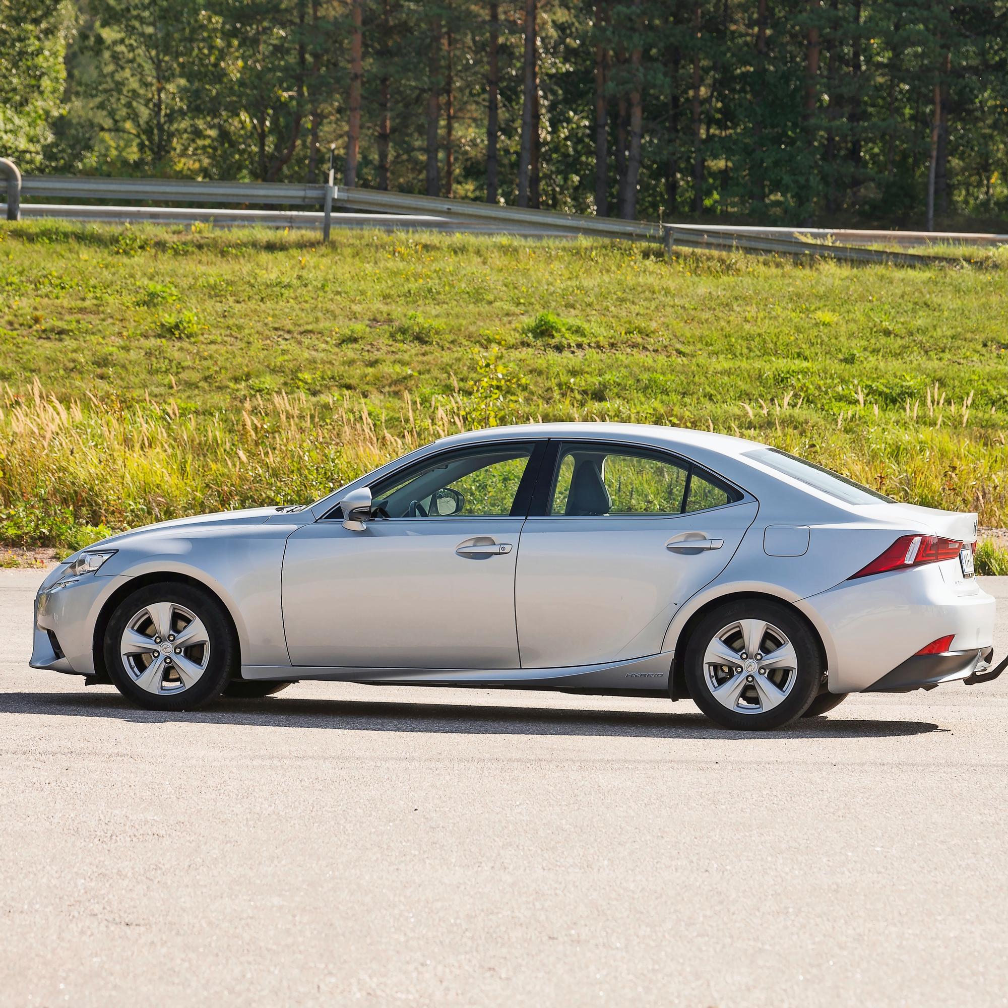 Lexus IS 300h Comfort – Napakkaa luksusta suoraan ensimmäiseltä omistajalta – ajoasento on urheilullinen ja tunnelma ratin takana hyvällä tavalla ahdas