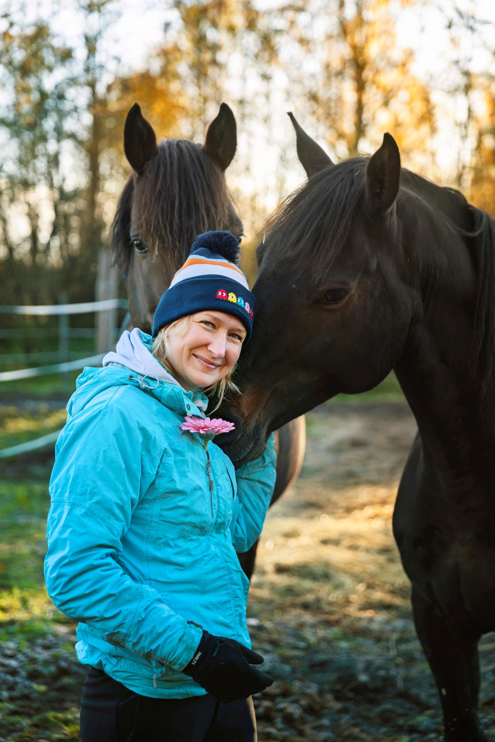 Carolina Mikander tunsi, että asiakkaat kohtelivat häntä kuin piikaa – Sitten hän tapasi MS-tautia sairastavan naisen ja tämän hevoset 