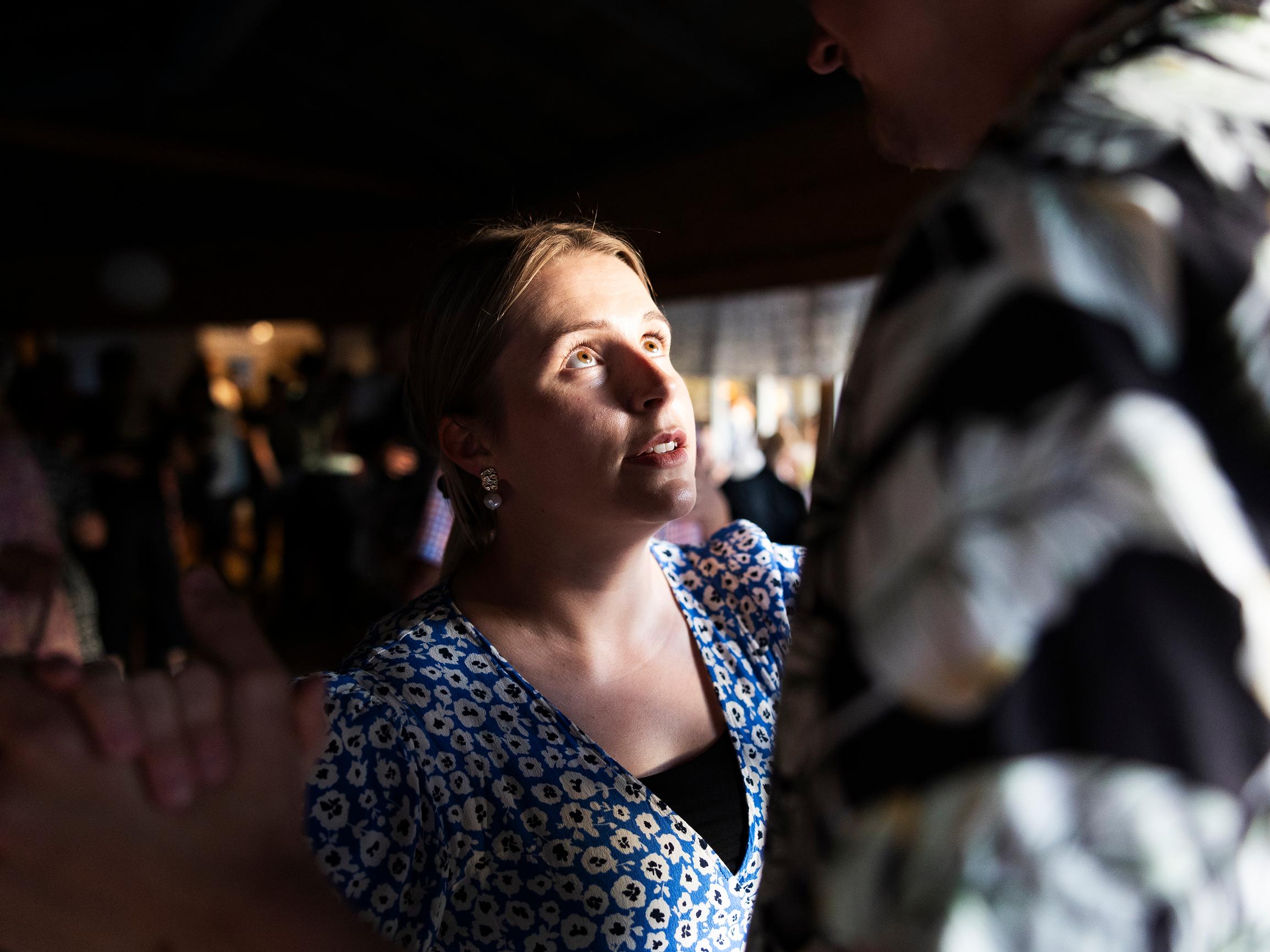 Suomen kuumimman ”poikabändin” keikalla ollaan lähekkäin ja todistetaan rakkautta – ”Rumpalin paikalta näkee aika hyvin, mitä siellä salissa tapahtuu”