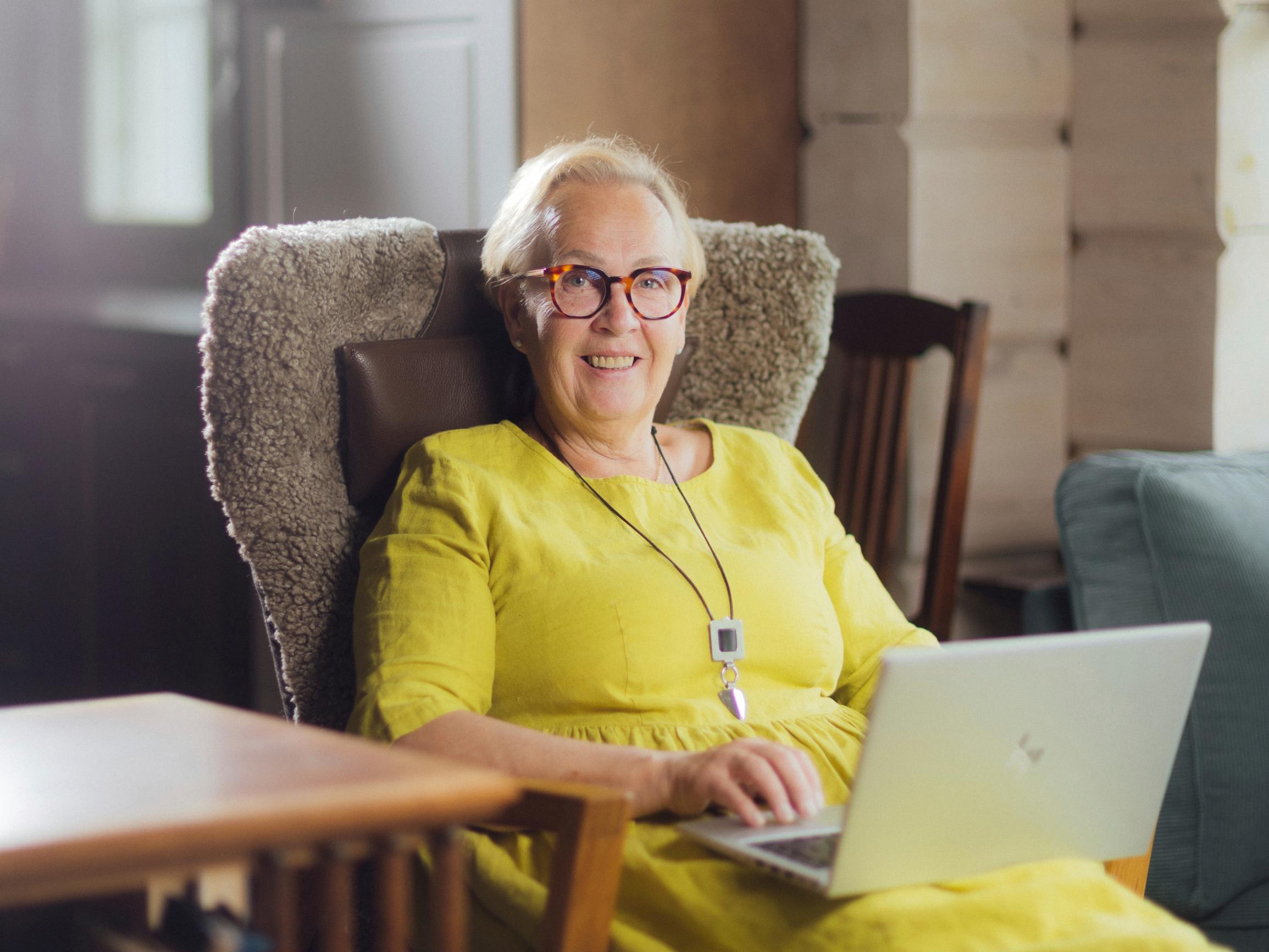 Opettajaksi 59-vuotiaana – Yrittäjä Tiina Oksasen alavaihto käynnistyi vastauksesta paikallislehden ilmoitukseen – Kuuntele!