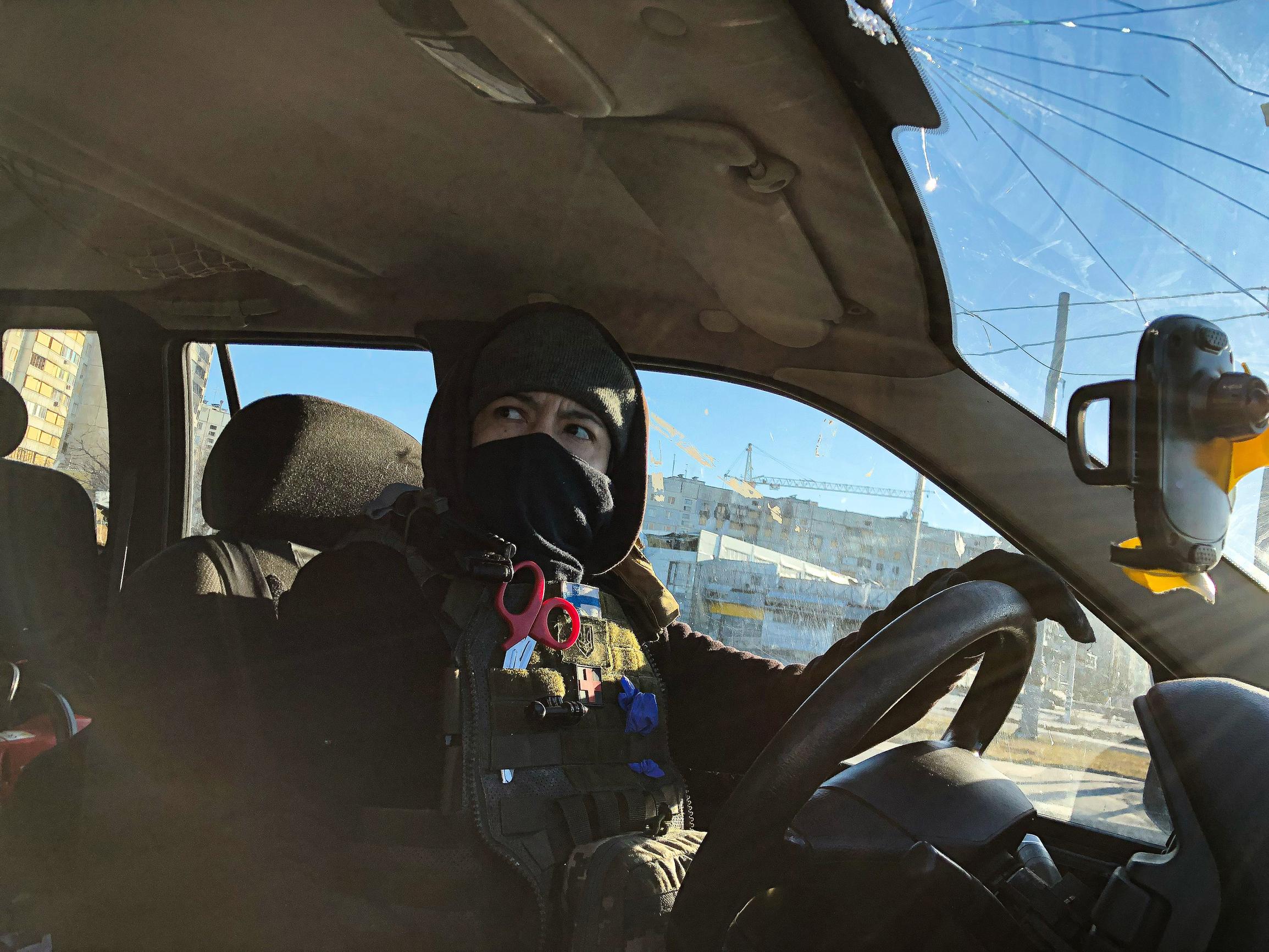Ukrainan traumat jättävät jälkensä ja avustustyöntekijät tarvitsevat terapiaa. Tina Soini on työskennellyt Ukrainan sodan etulinjan tuntumassa.