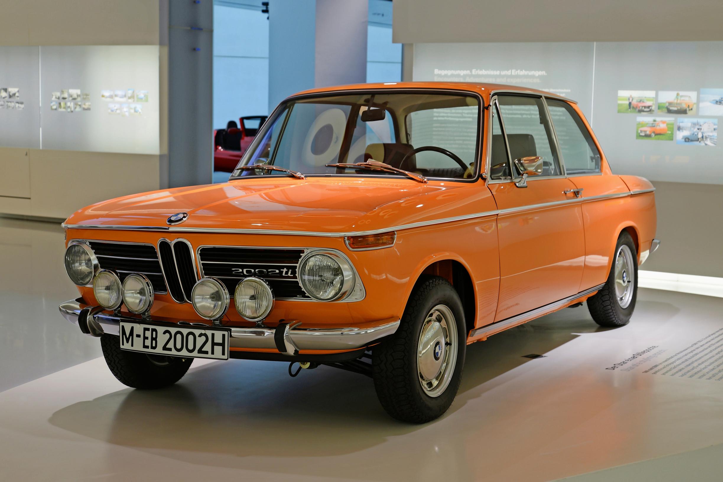 BMW 2002. Jos tälläinen oranssi 2002 TI ilmaantui 1970-luvulla taustapeiliin, oli parempi antaa tietä – ellei oma auto ollut Porsche.