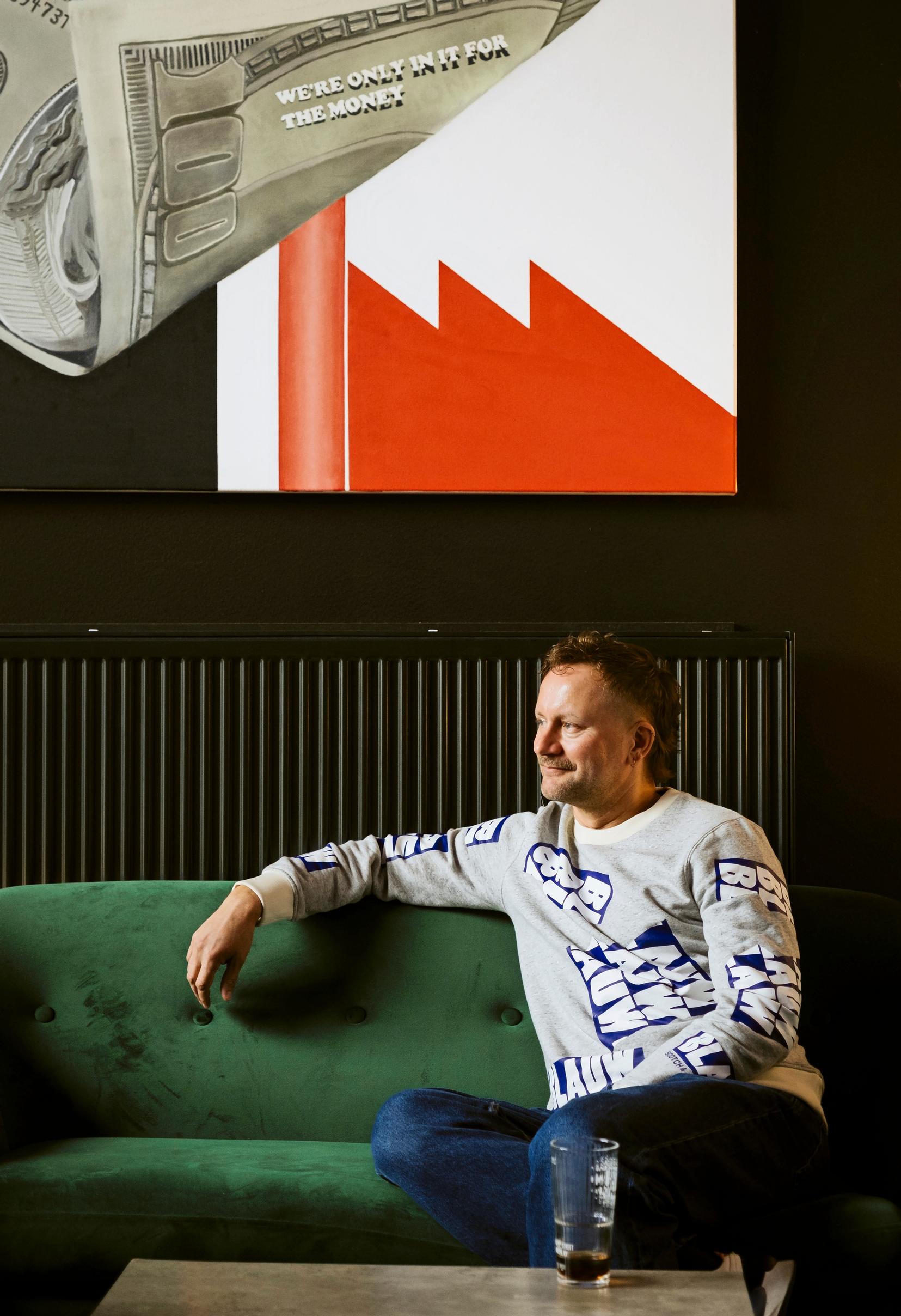 Mikko Silvennoinen: Viisut ovat turvallinen paikka olla sellainen kun on. Ja onhan estradiviihde ollut aina kiinteä osa homokulttuuria. En tosin tiedä miksi. Kai se linkittyy meidän geeneihin.