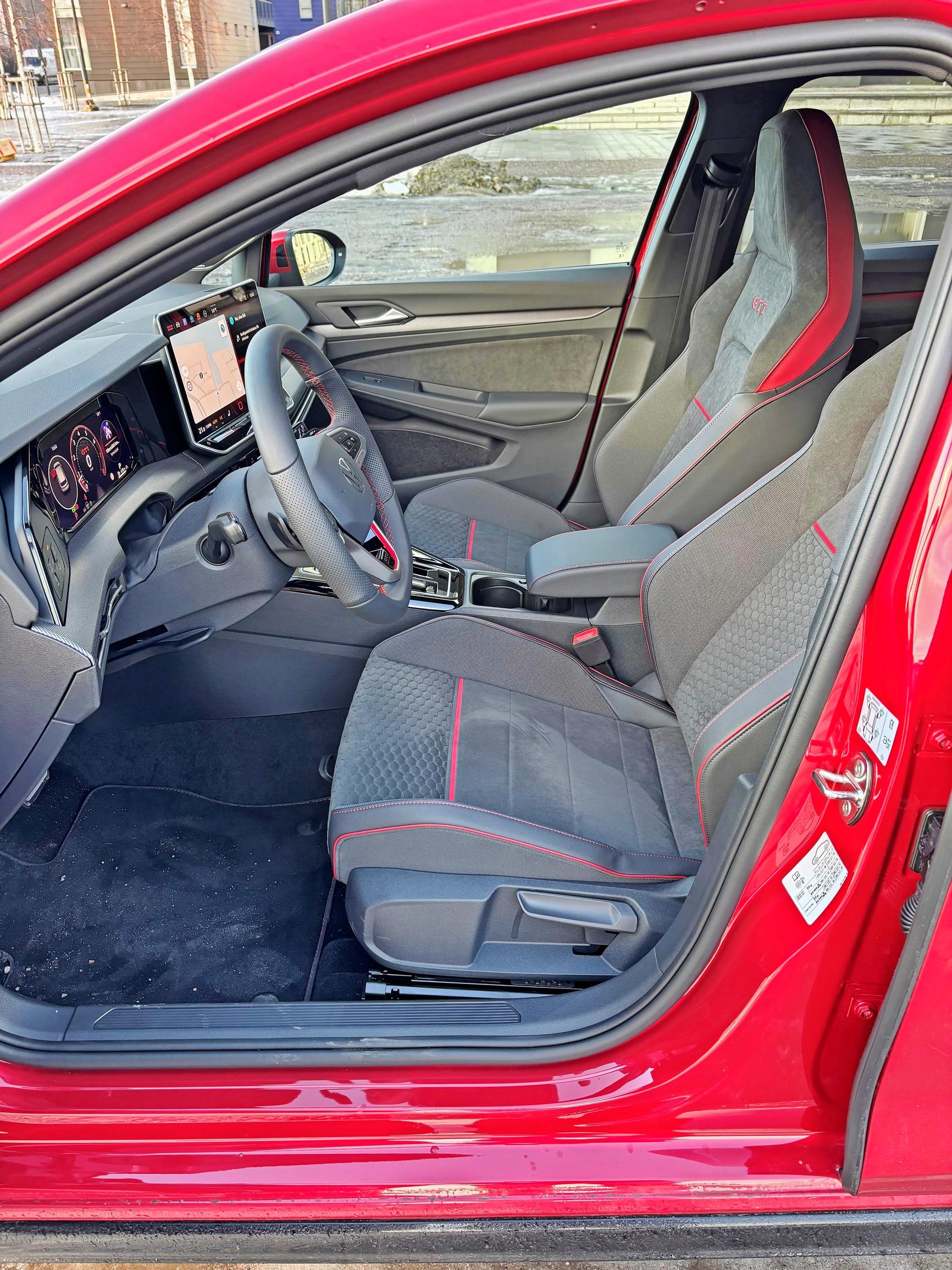 Vaikka GTI on ärhäkkä peli, valmistaja on ymmärtänyt ettei kyse kuitenkaan ole kilpa-autosta. Penkit tukevat vartaloa mukavasti, mutta eivät ole liian kuppimaiset. Ajoasennosta saa mainion.