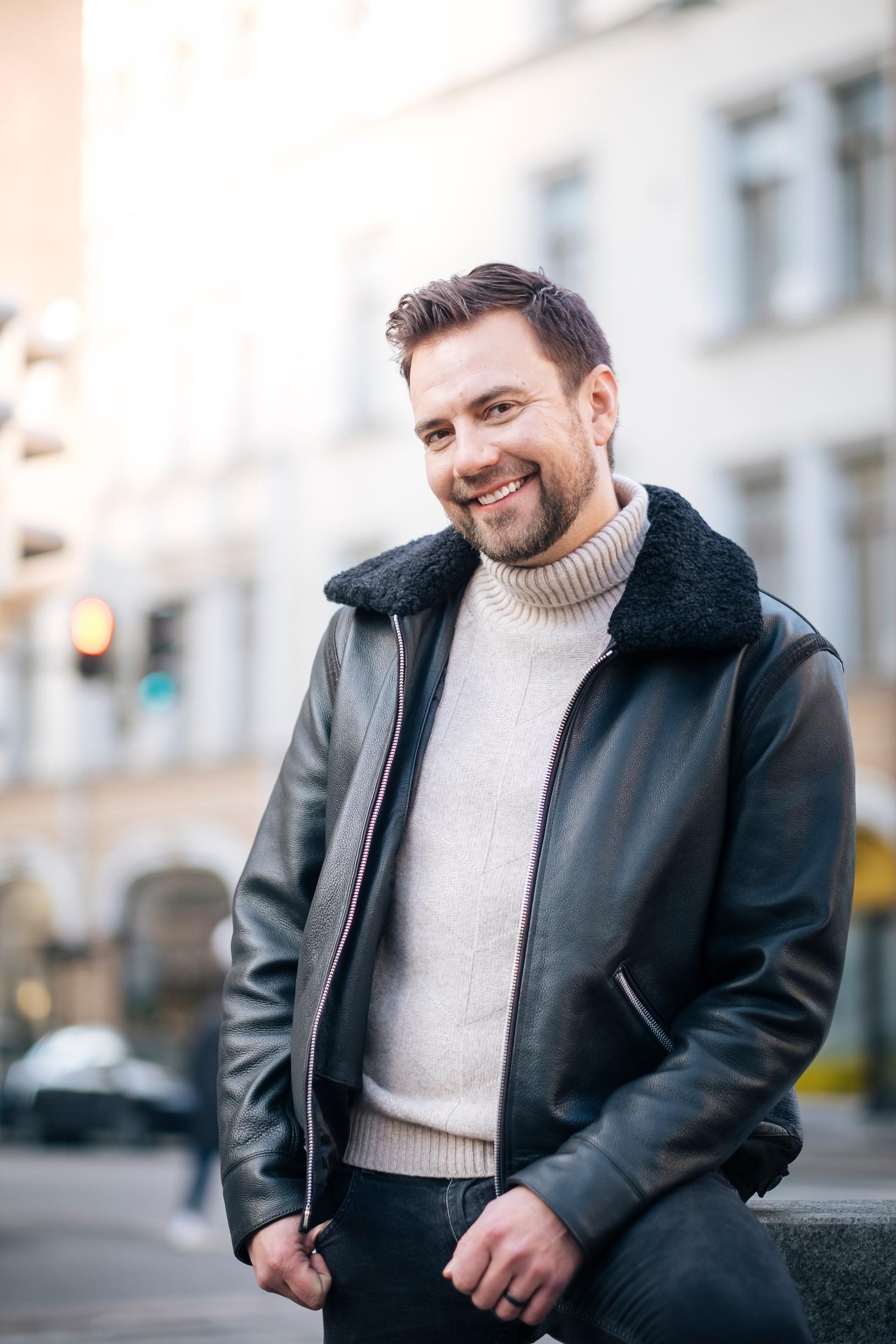 Antti Ketonen seisoo ulkona.