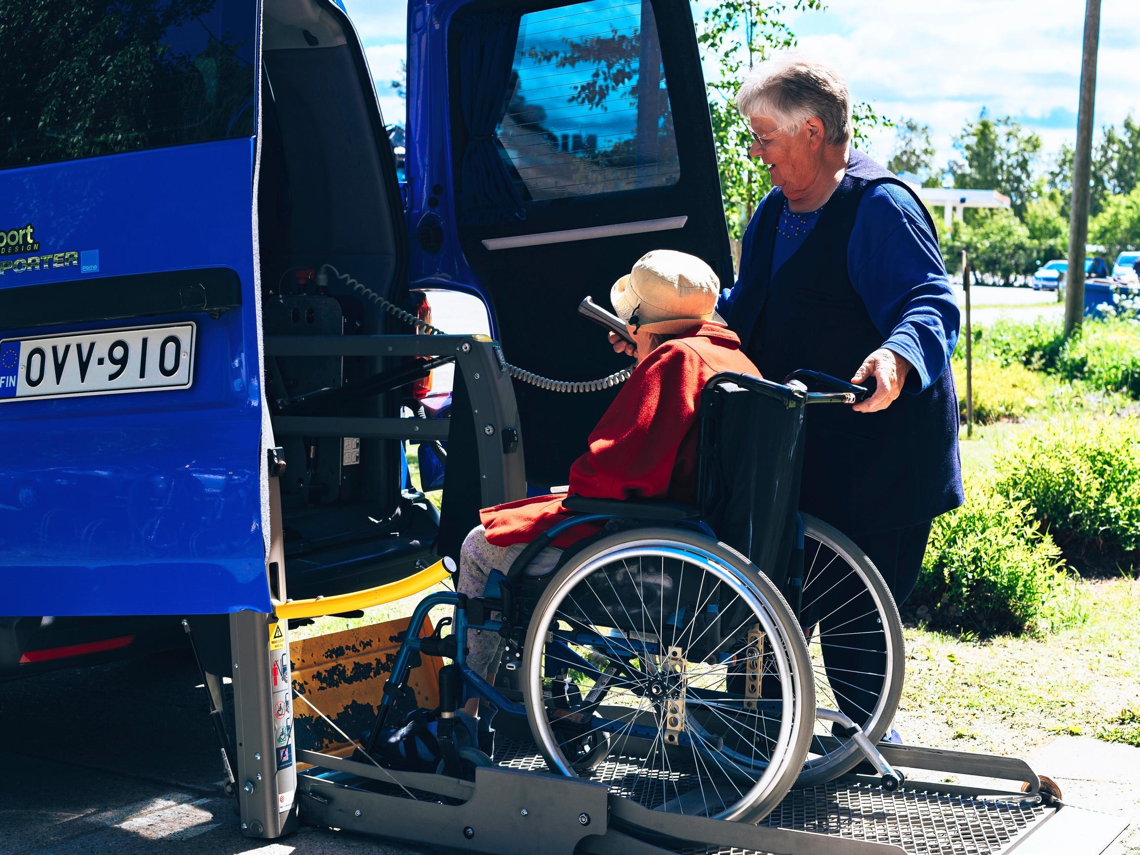 Pirkko Fagerholm, 77, on ajanut taksia 45 vuotta ja kokenut työssään elämän koko kirjon – "Minun piti viedä asiakas sairaalaan, mutta hän kuoli etupenkille”