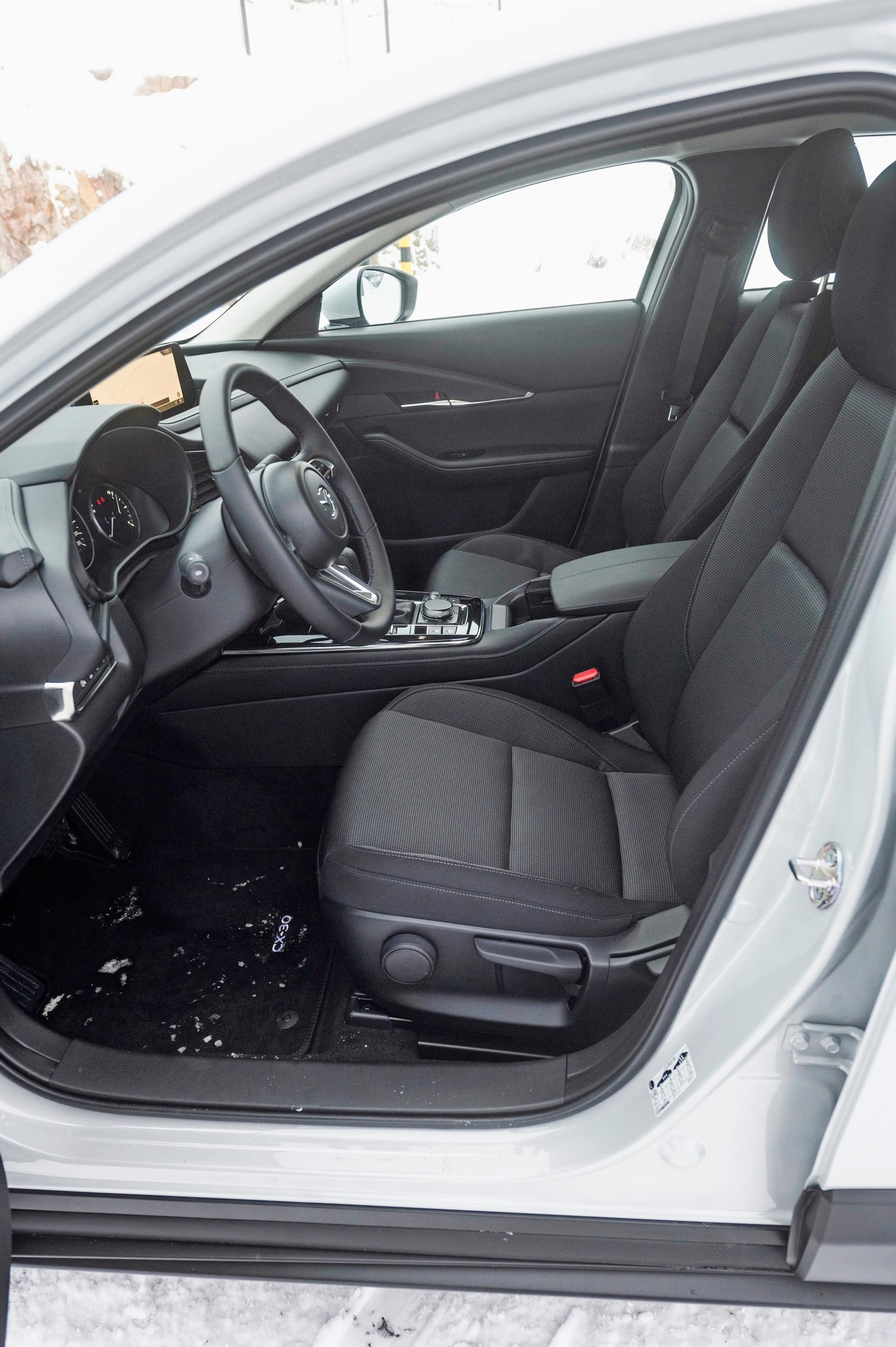 Mazda CX-30:n kuskilla on hyvät oltavat. Istuin on riittävän tukeva ja kookas.