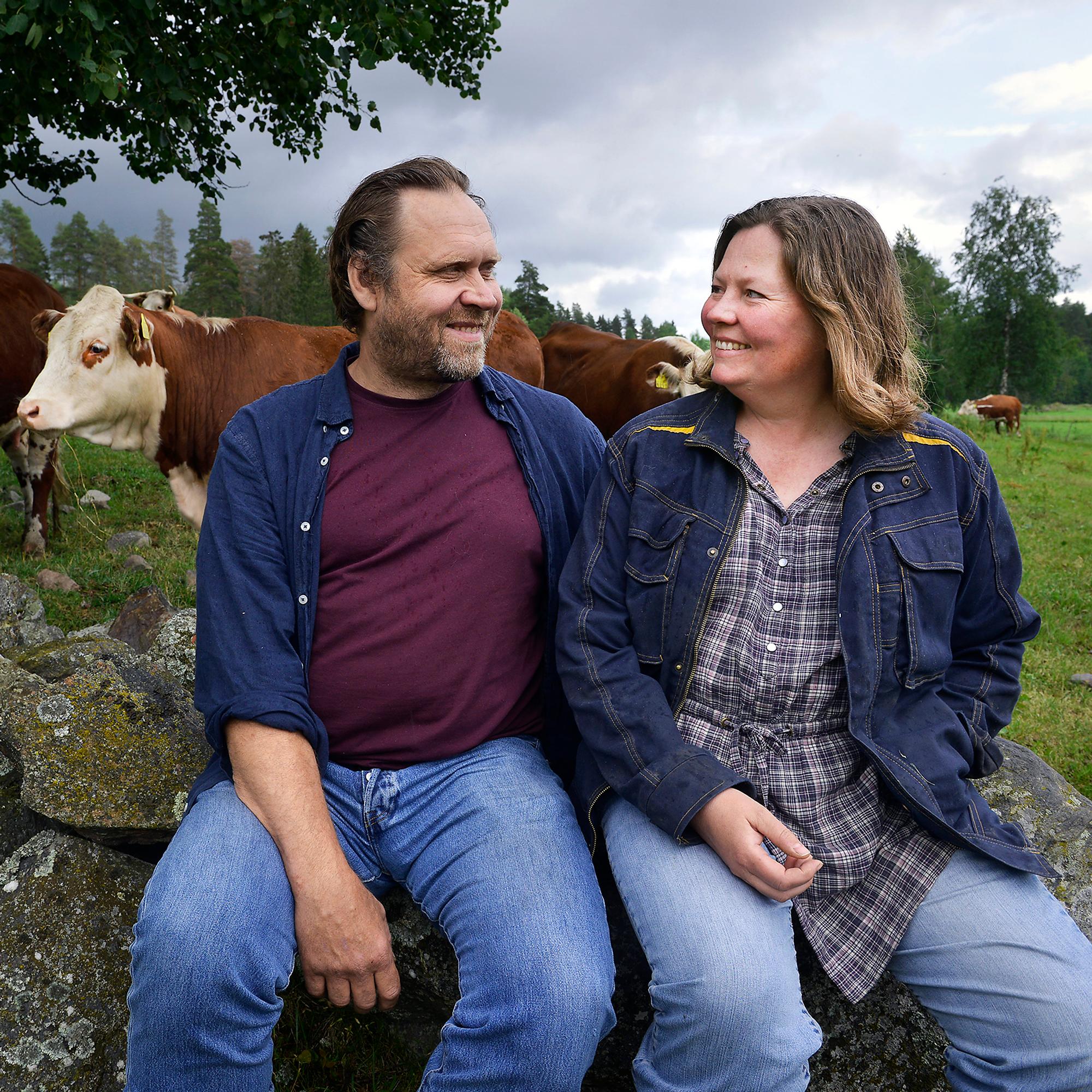Holmqvisteilla oli elämässään jo teatteri, mutta kun tuli aika jatkaa sukutilaa, päätös oli selvä: ”En nähnyt sitä vaihtoehtoa, että navetassa tulisi hiljaista”