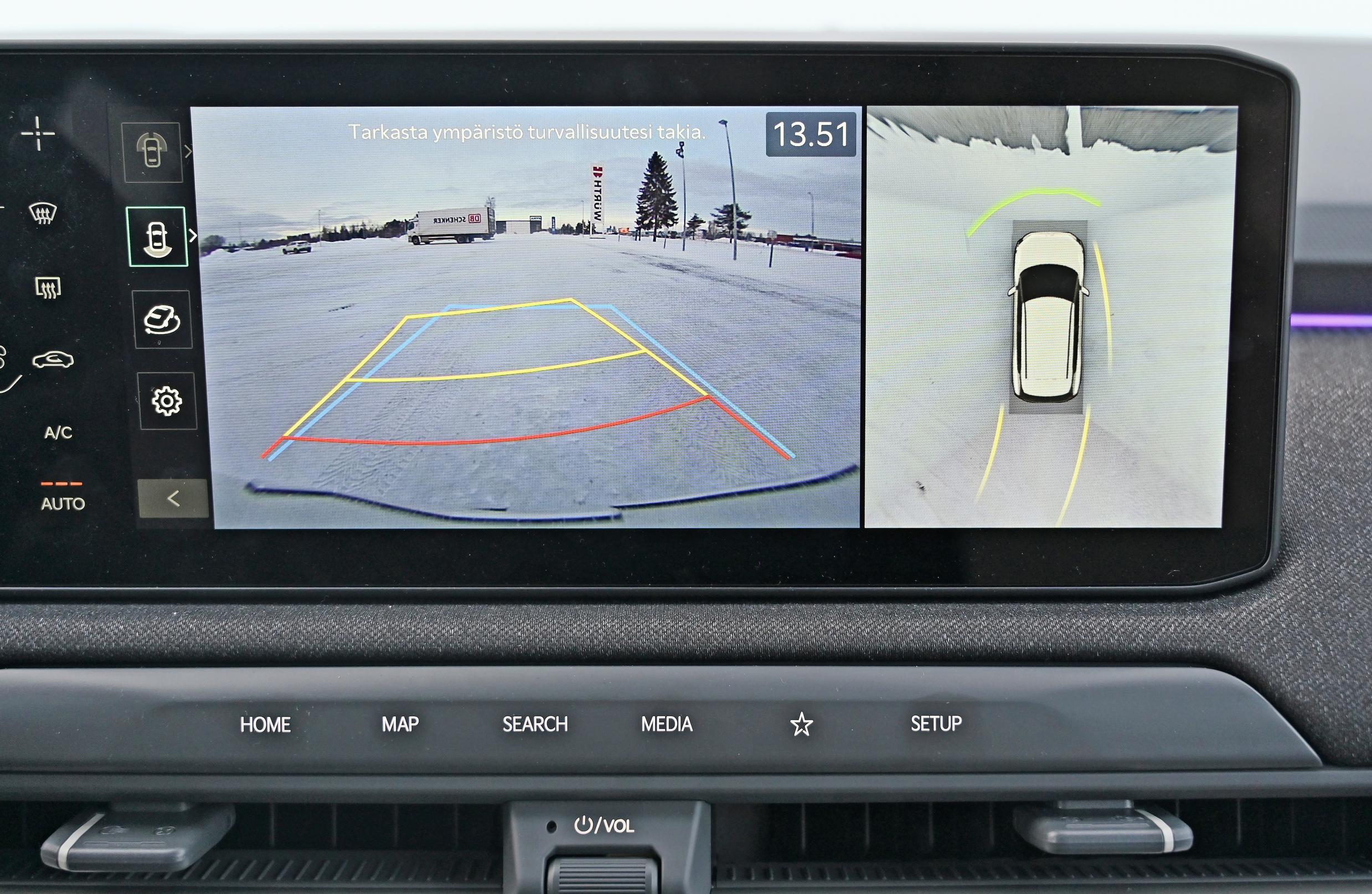 Kia EV3:n peruutuskamera on vakiovaruste ja sen dynaamisin viivoin varustettu näyttö tarkka.