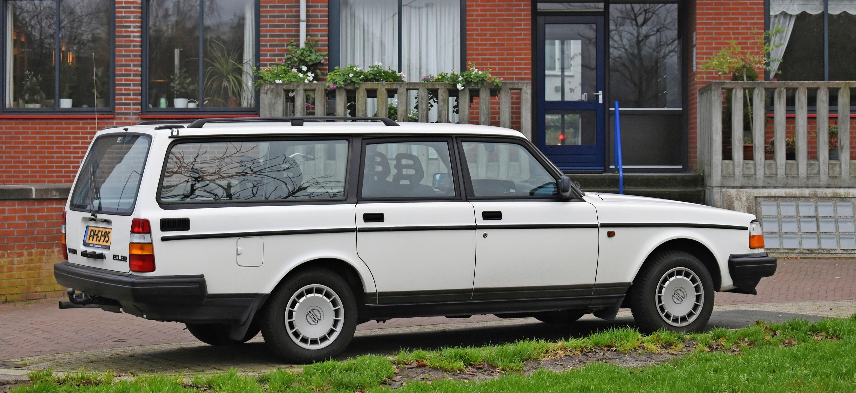 Volvo 245 on klassikoiden klassikko Göteborgista. Mäkilähtö ei onnistu ihan helposti.