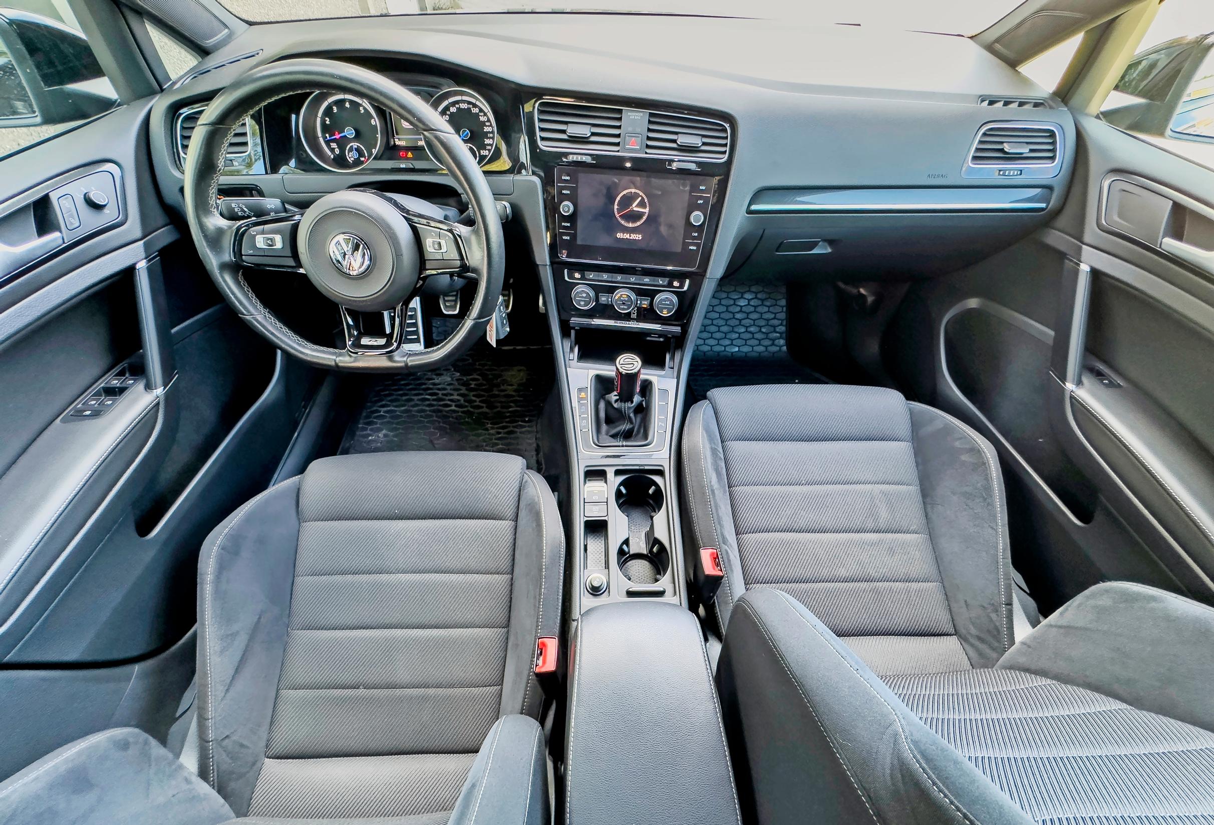 Volkswagen Golf R:n kojelauta on hauskalla tavalla vanhanaikainen. Vaihteisto on itse hämmennettävää mallia – hyvä!