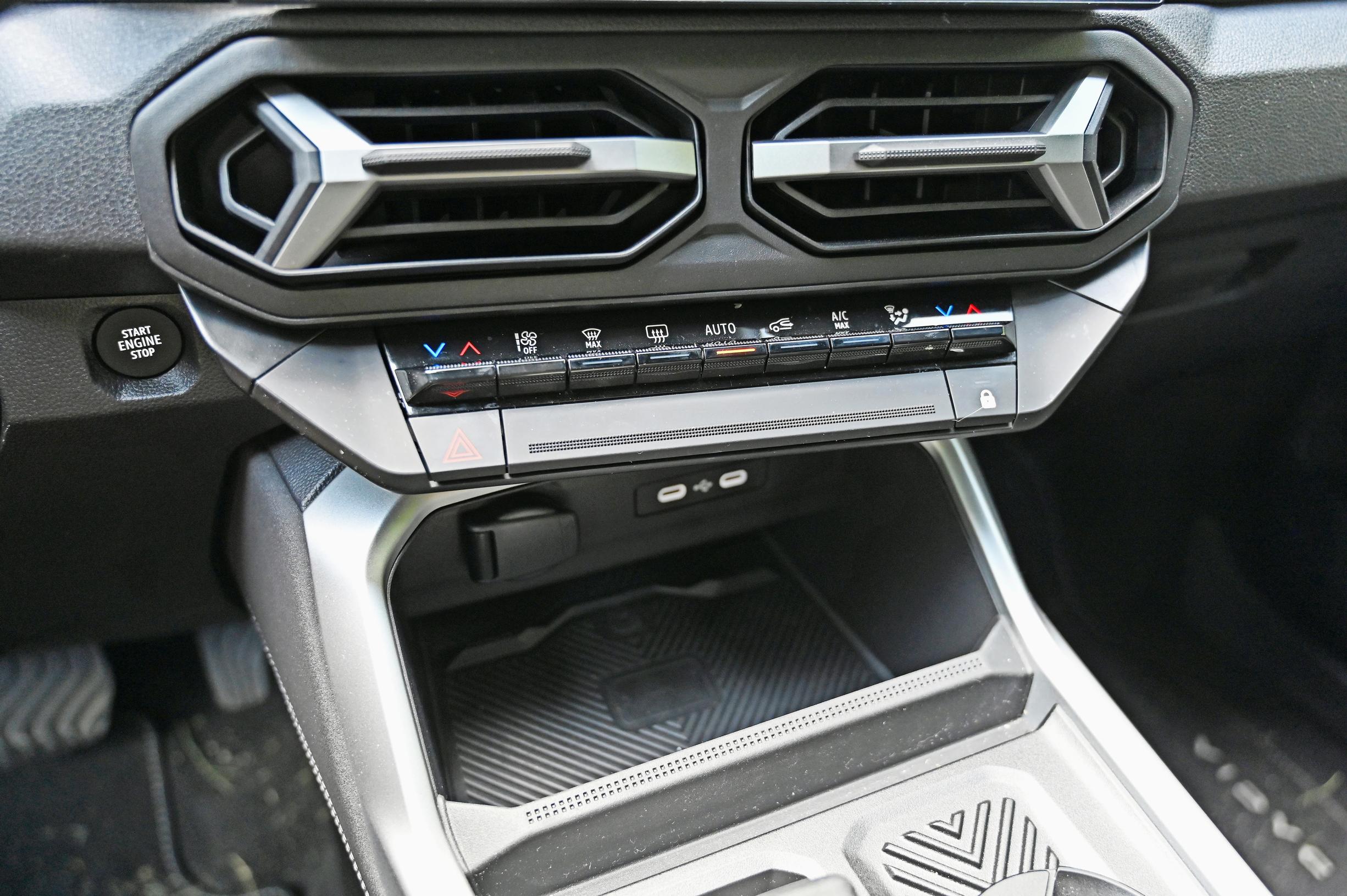 Dacia Bigsterin ilmastoinnin käytölle on omat fyysiset painikkeensa nätissä rivissä. Kätevää.