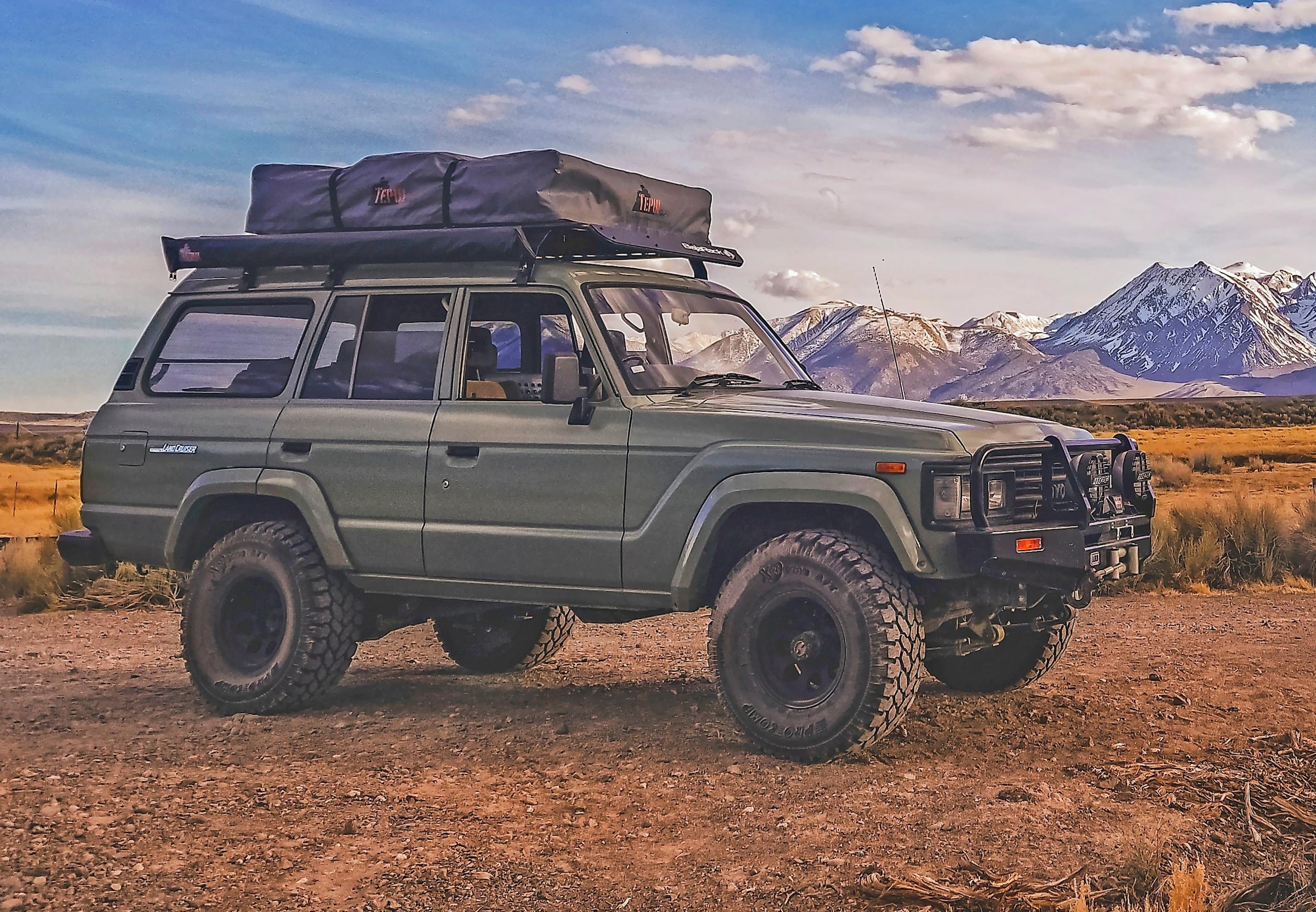 Toyota Land Cruiser. Lähdetäänkö vuorille vai aavikolle? Samapa tuo – Land Cruiser vie aina perille. Tämä komea yksilö on mallia HJ60.