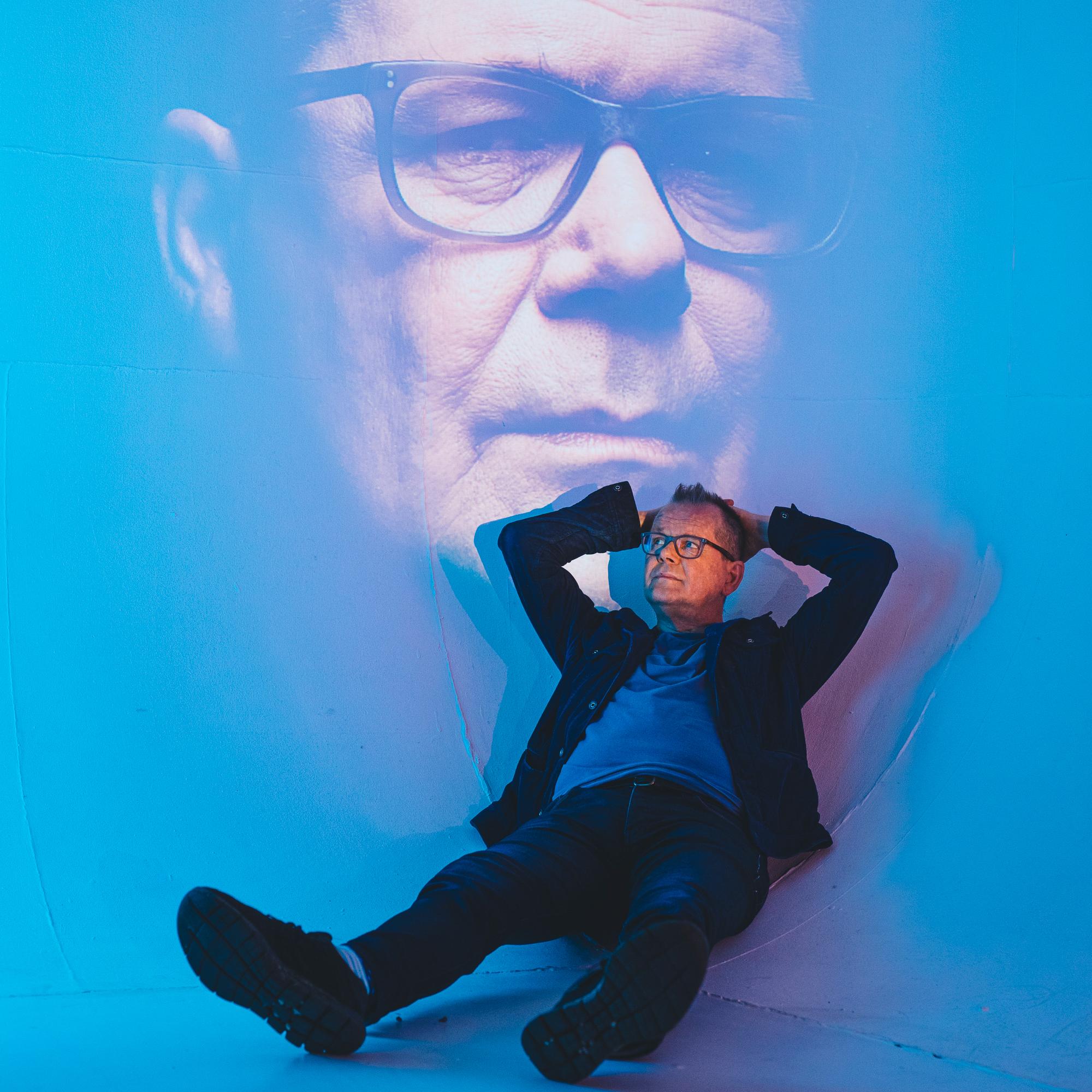 Kari Hotakainen: "Halusin maalata romaanin taustalle ison freskon, ja se on tämä maaseudun tyhjeneminen kaupunkiin – Mutta kyllä siellä on omasta tajunnastani lähtenyttä vihaa ja kaihoa"