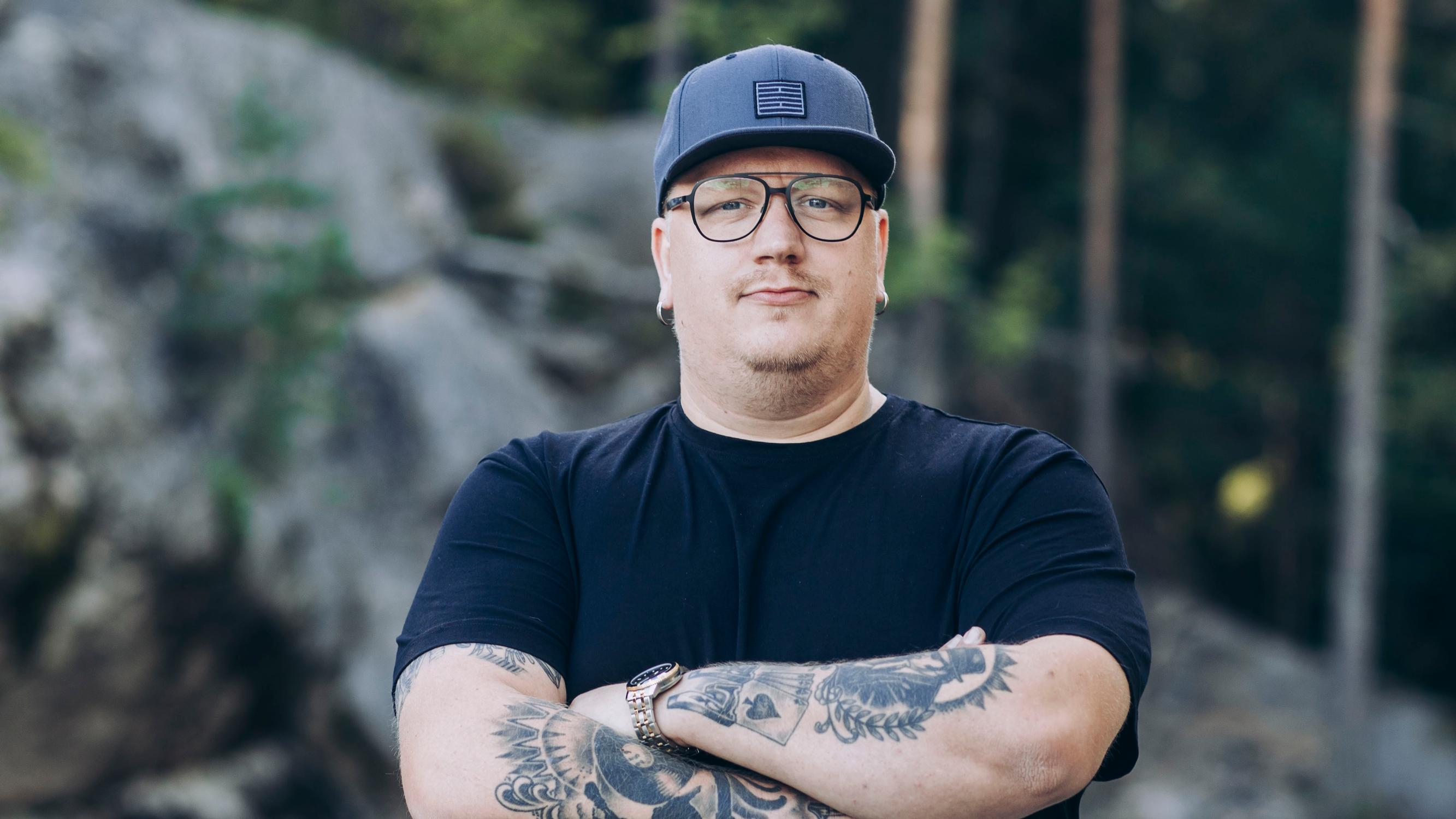 Arttu Wiskari ei enää ota itseään niin vakavasti: "Ennen ei ollut muuta kuin mä ja musiikki – luulin olevani maailman paras"