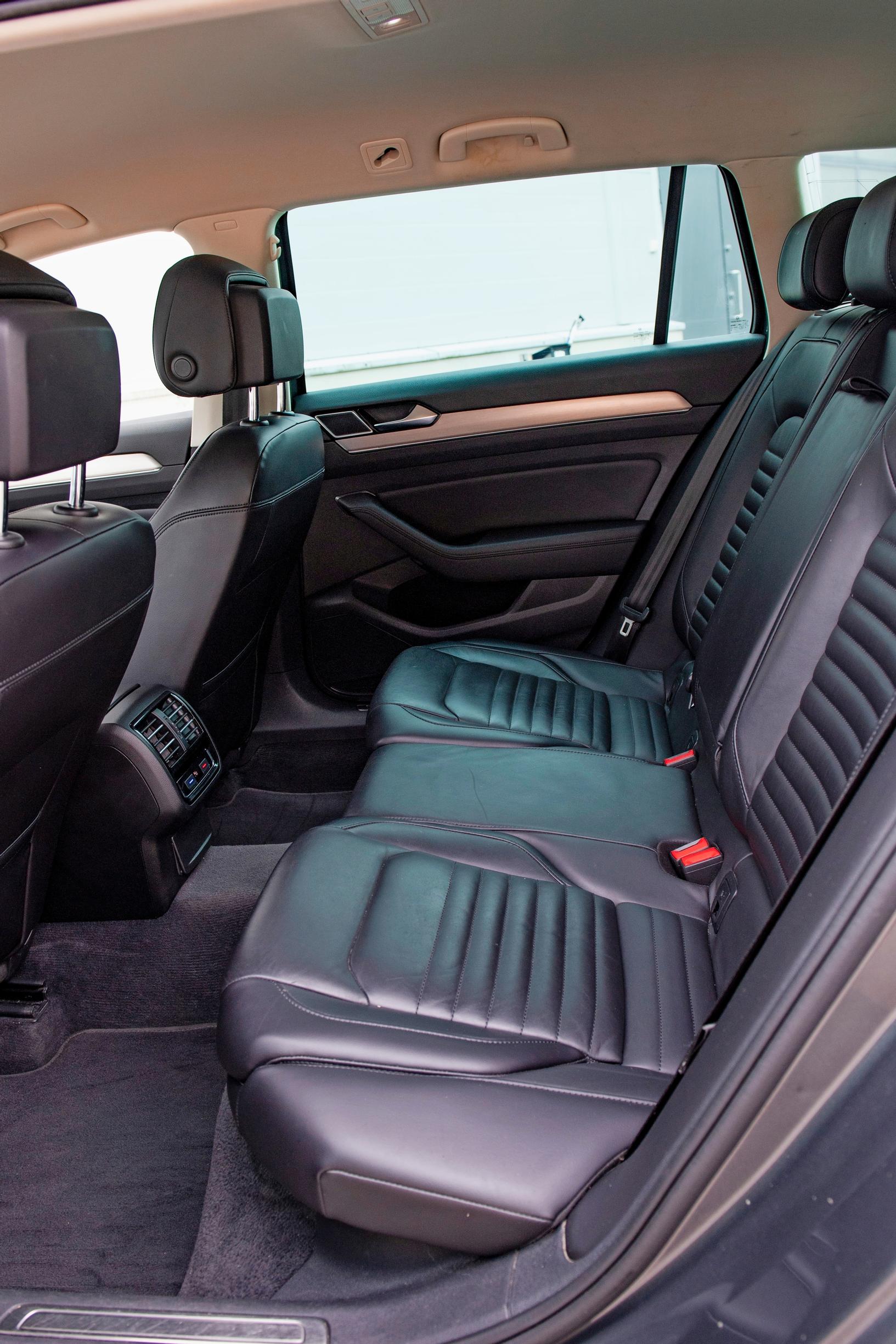 Volkswagen Passatin takana vallitsee avara tunnelma.
